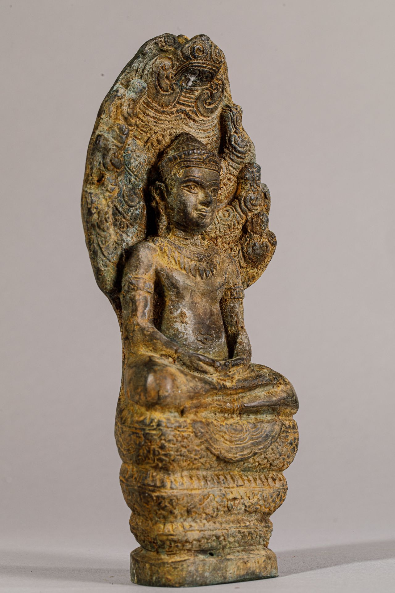 Buddha « Mucilinda » assis sur le corps du Naga abrité de son chaperon septa-céphale , pour le - Bild 2 aus 5