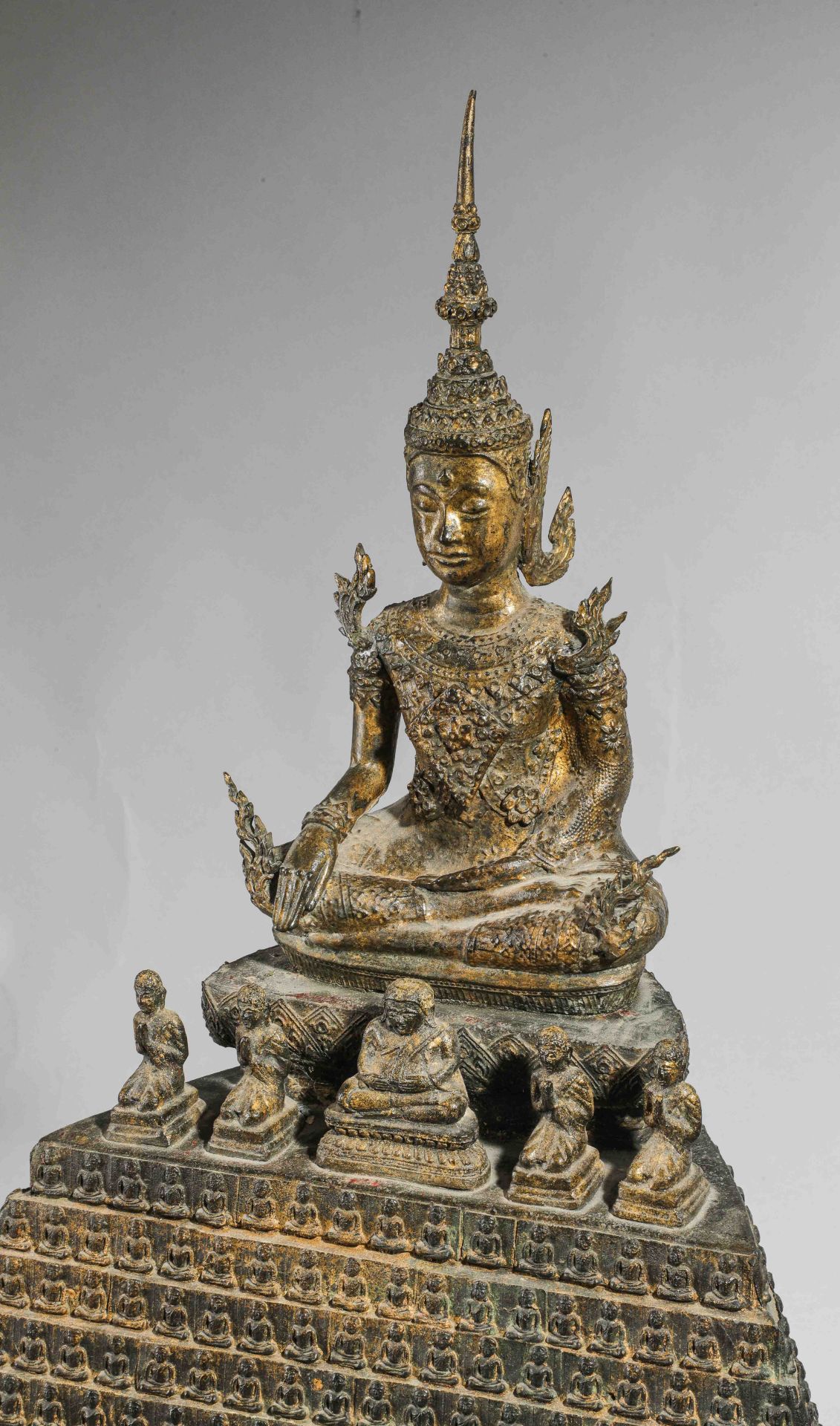 Buddha Maravijaya assis en Bumishparsha mudra sur un haut socle étagé, quatre adorant et un Putaï - Bild 2 aus 5