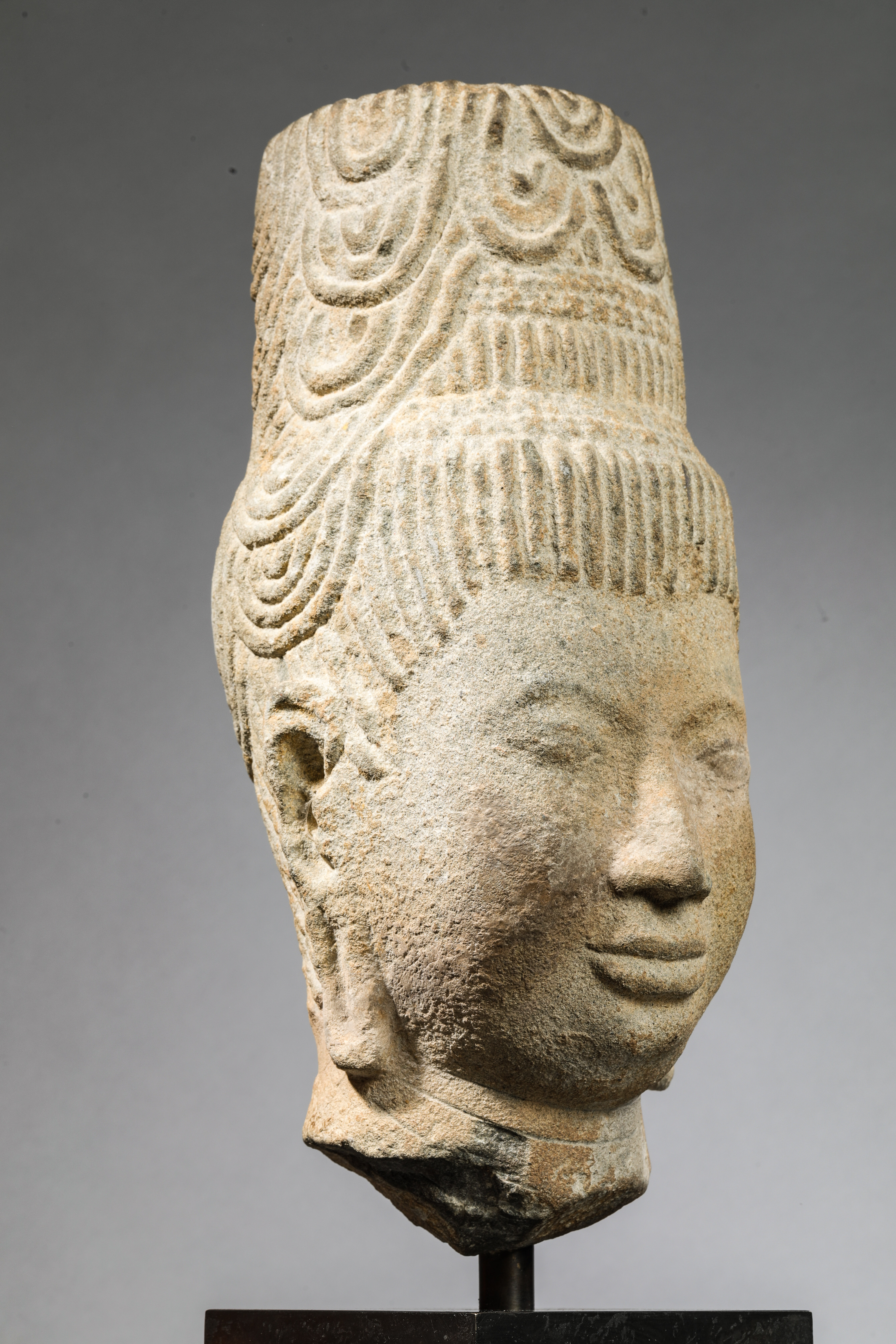 Tête de Shiva coiffée d’un important chignon cylindrique d’ascète à la chevelure organisée en larges - Image 4 of 9