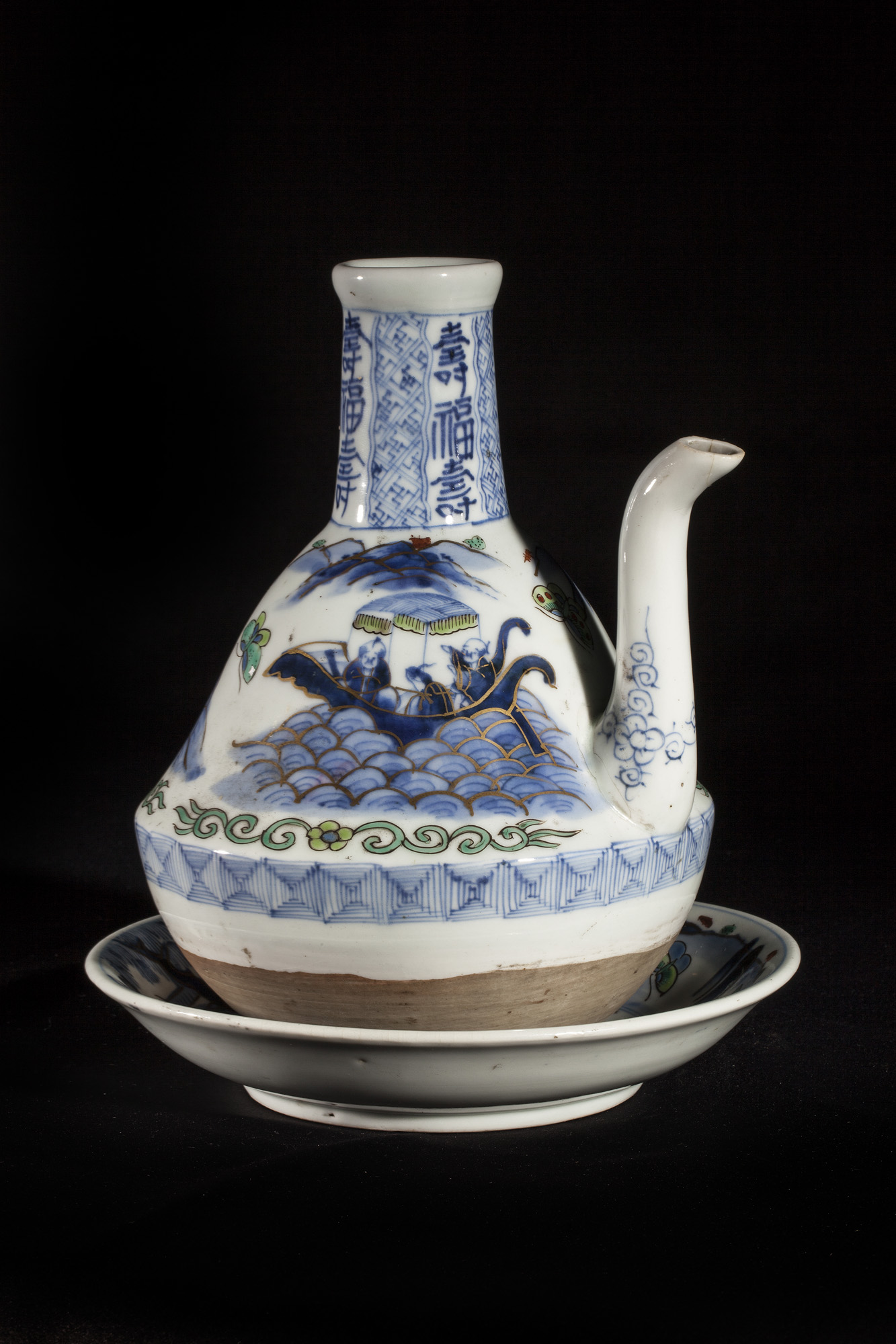 Verseuse et coupe en porcelaine blanche décorée en bleu cobalt sous couverte et rehaut d'or de sages