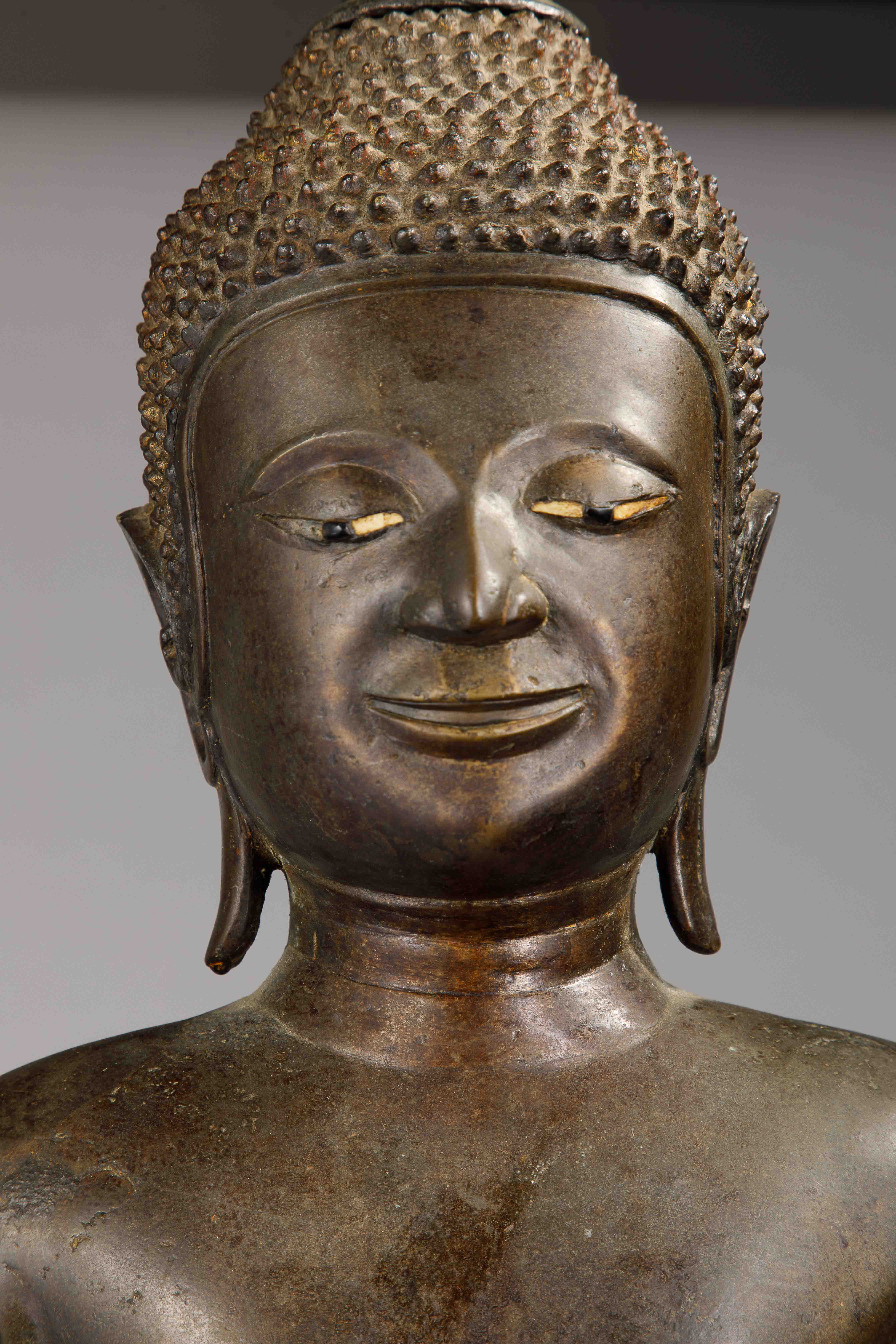 Important Buddha debout sur un haut tertre cylindrique , dans une posture hiératique, les deux mains - Image 2 of 5