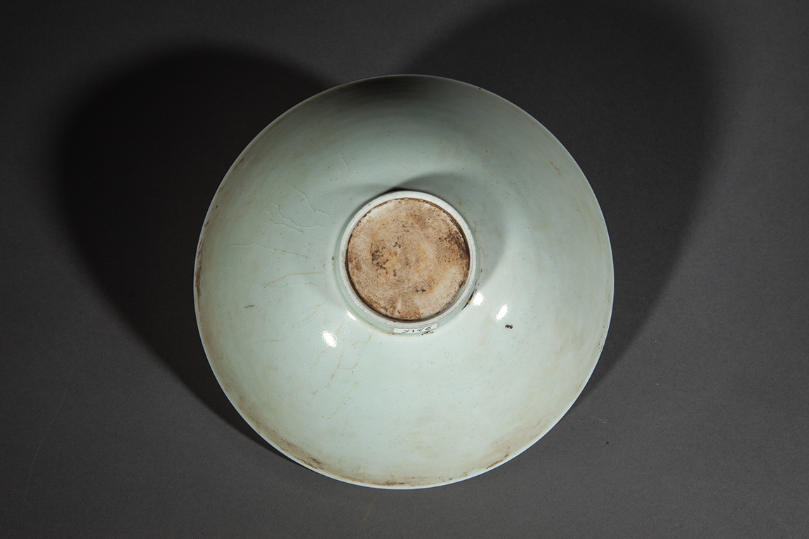 Paire de coupelles Qinbaï en fine porcelaine à décor incisé sous couverte monochrome céladon - Image 4 of 5