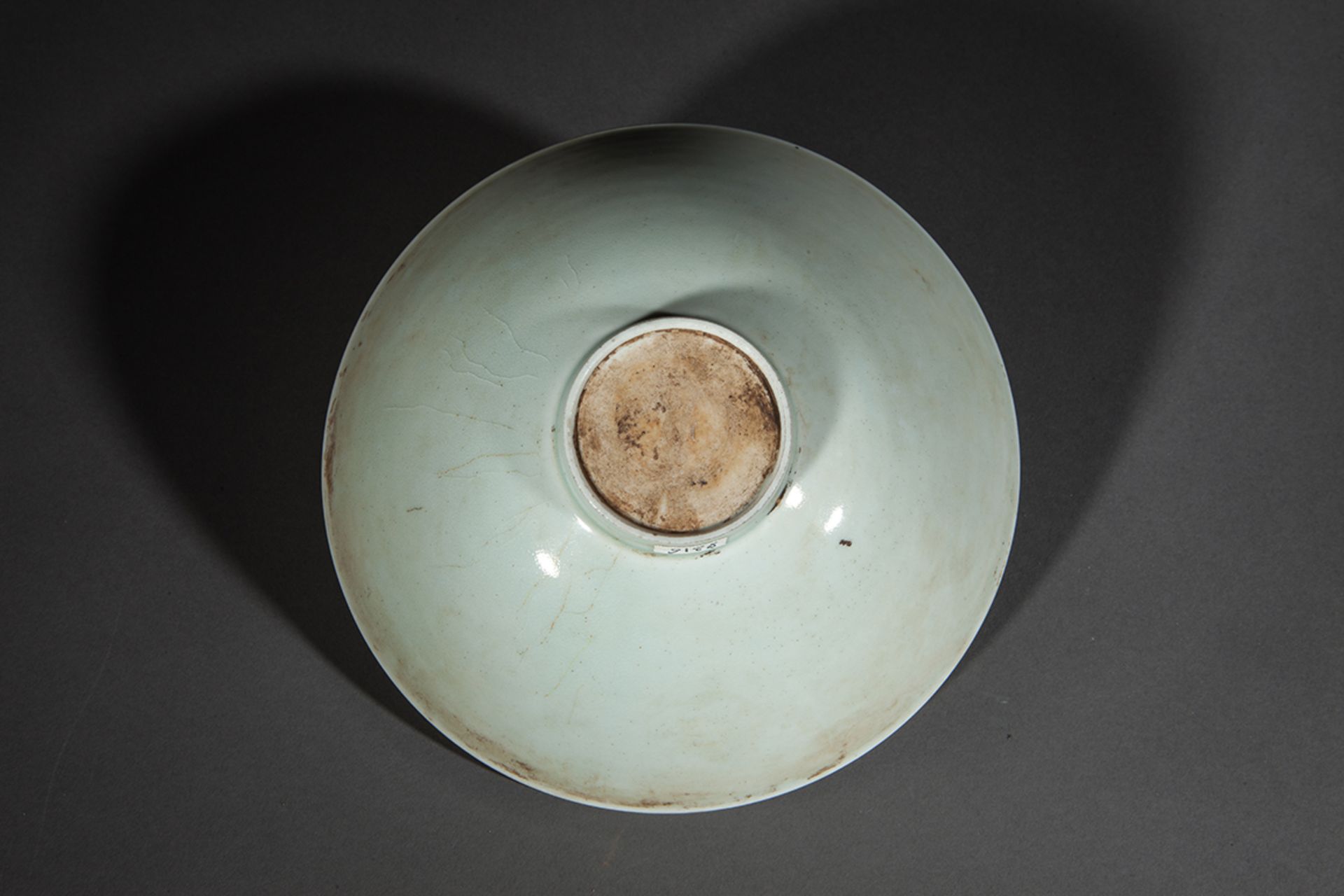 Paire de coupelles Qinbaï en fine porcelaine à décor incisé sous couverte monochrome céladon - Bild 4 aus 5
