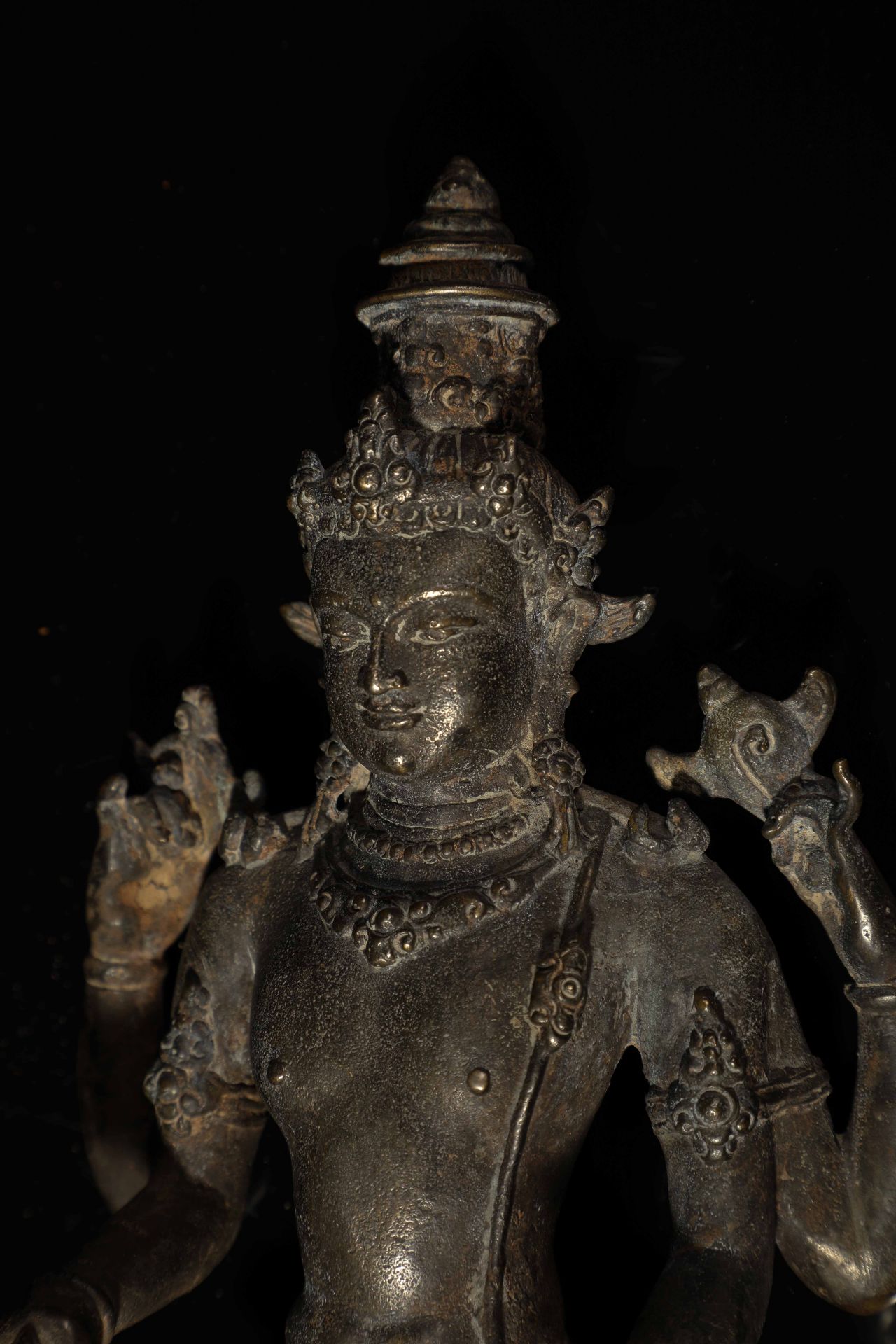 Vishnu debout dans une posture hiératique, sous une forme à quatre bras tenant ses attributs la - Bild 5 aus 8