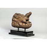 Gargouille de fontaine sculptée d'une tête de Makara, trompe dressée, gueule ouverte découvrant