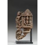 Haut relief de temple illustré du Dieu Agni assis en lalitasana sous une forme à quatre bras