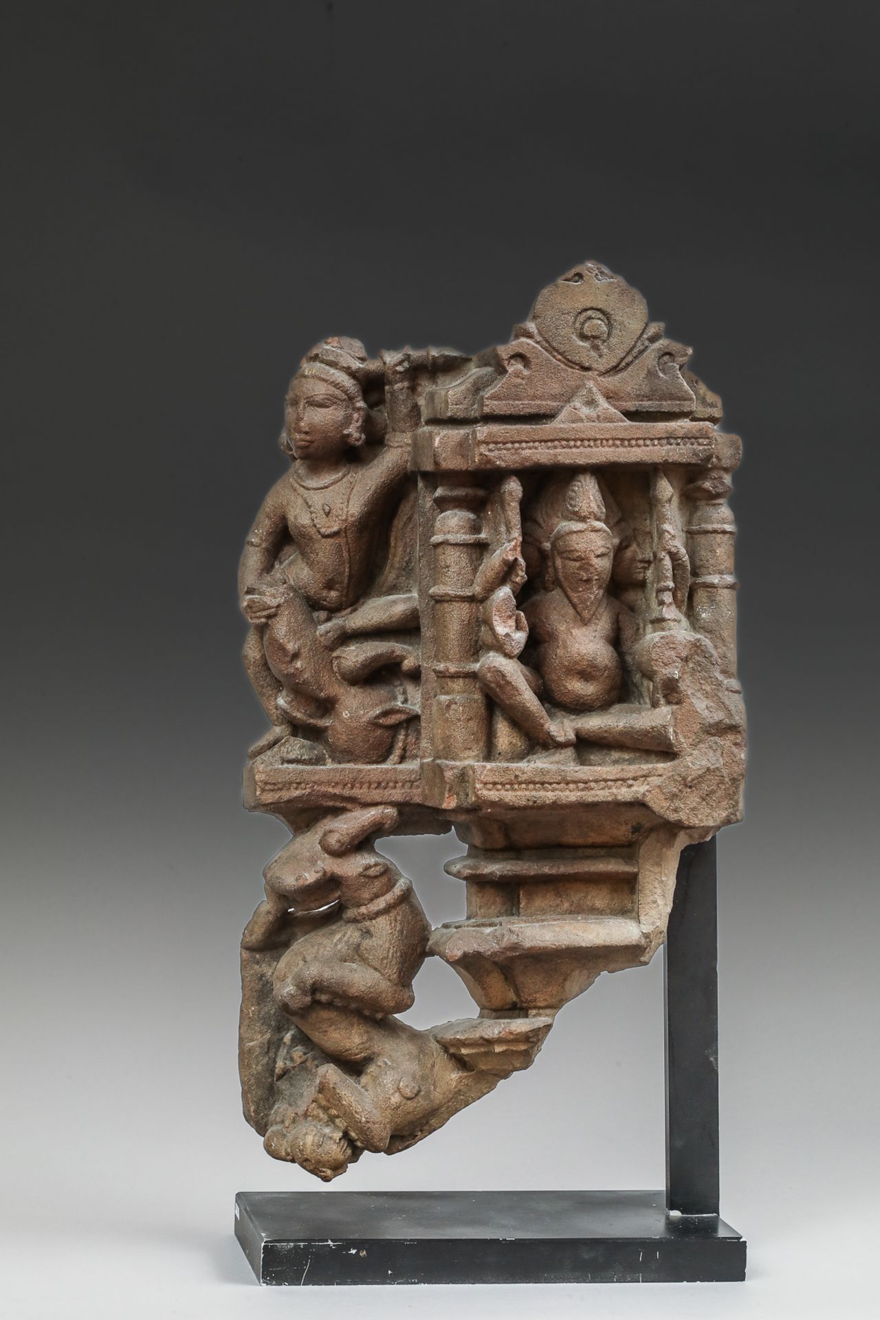 Haut relief de temple illustré du Dieu Agni assis en lalitasana sous une forme à quatre bras