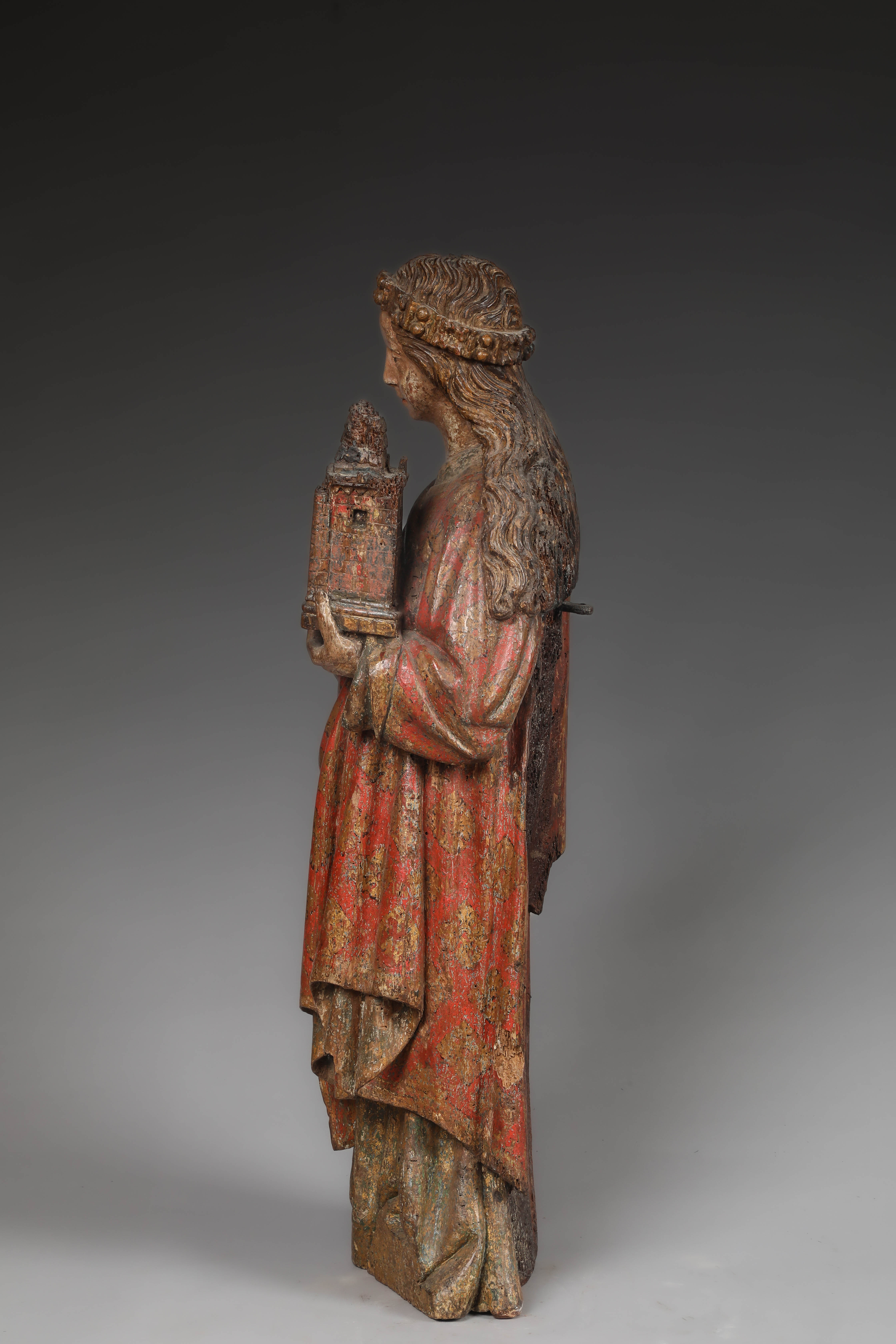 Sainte Barbe coiffée d'une longue chevelure maintenue par un bandeau ouvragé et retombant en larges - Image 7 of 8