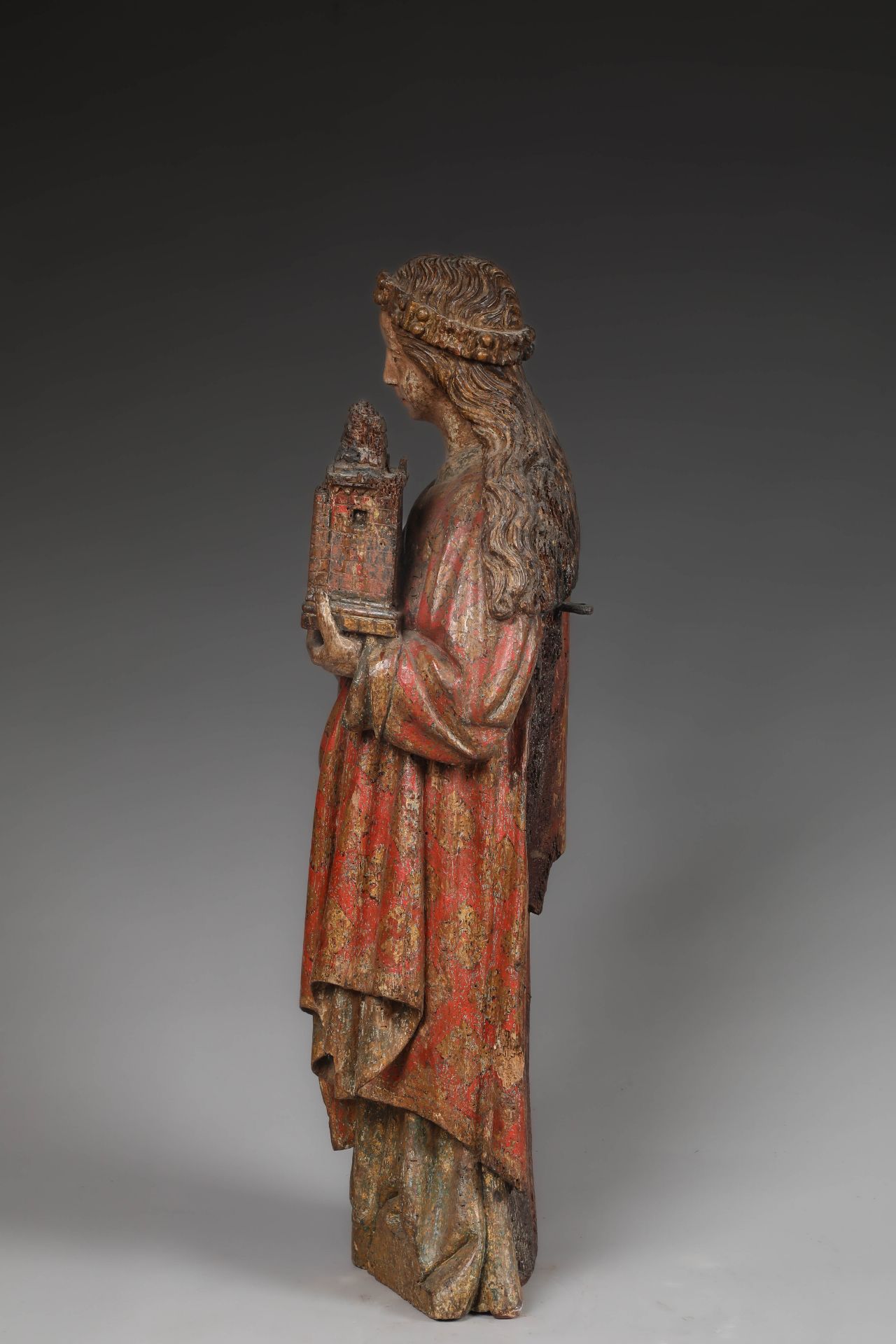 Sainte Barbe coiffée d'une longue chevelure maintenue par un bandeau ouvragé et retombant en larges - Bild 7 aus 8