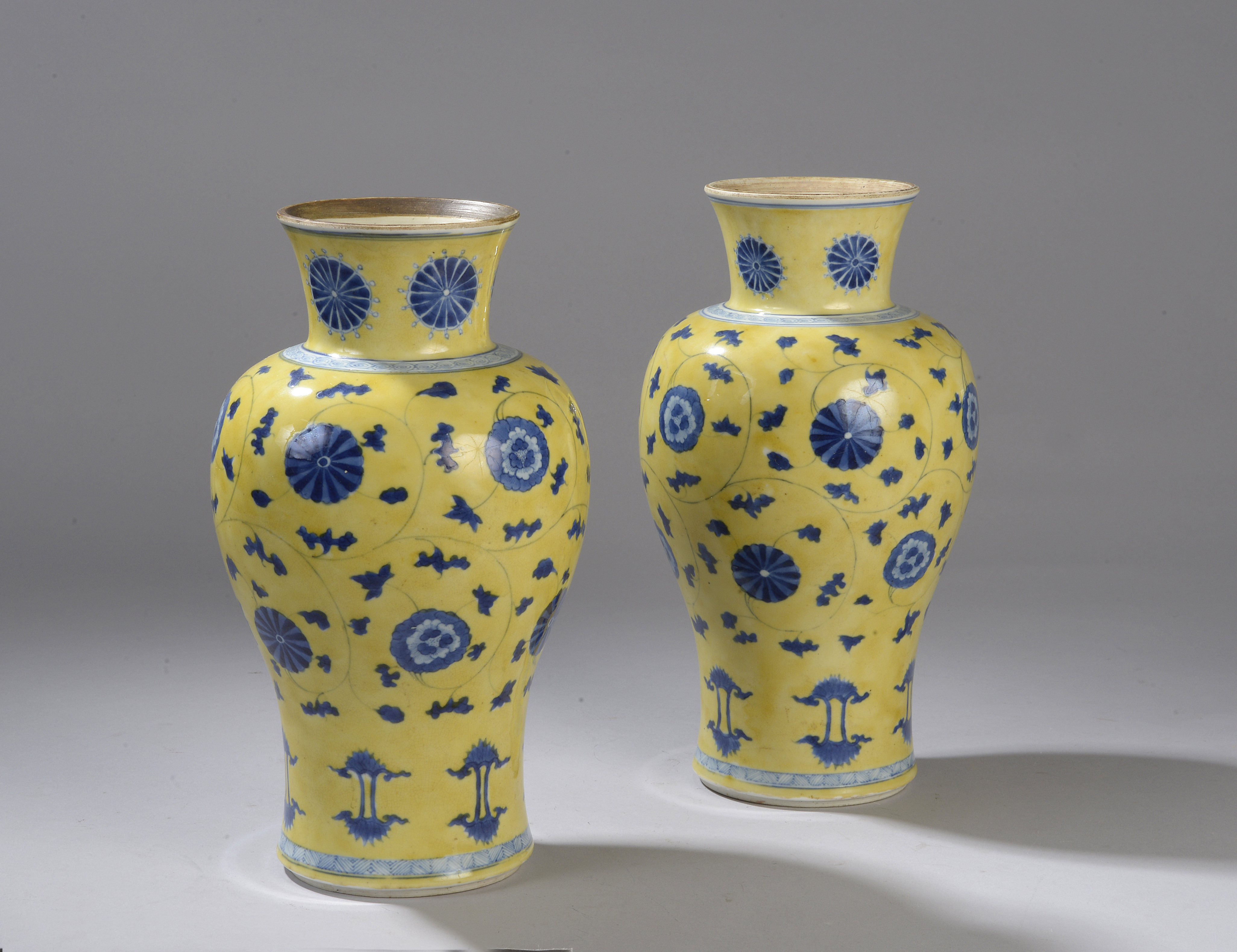 Paire de vase balustre en porcelaine à couverte jaune décorée de médaillons floraux bleu reliés