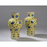Paire de vase balustre en porcelaine à couverte jaune décorée de médaillons floraux bleu reliés