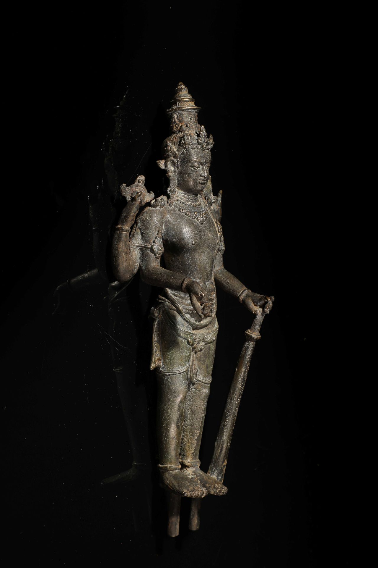 Vishnu debout dans une posture hiératique, sous une forme à quatre bras tenant ses attributs la - Bild 2 aus 8