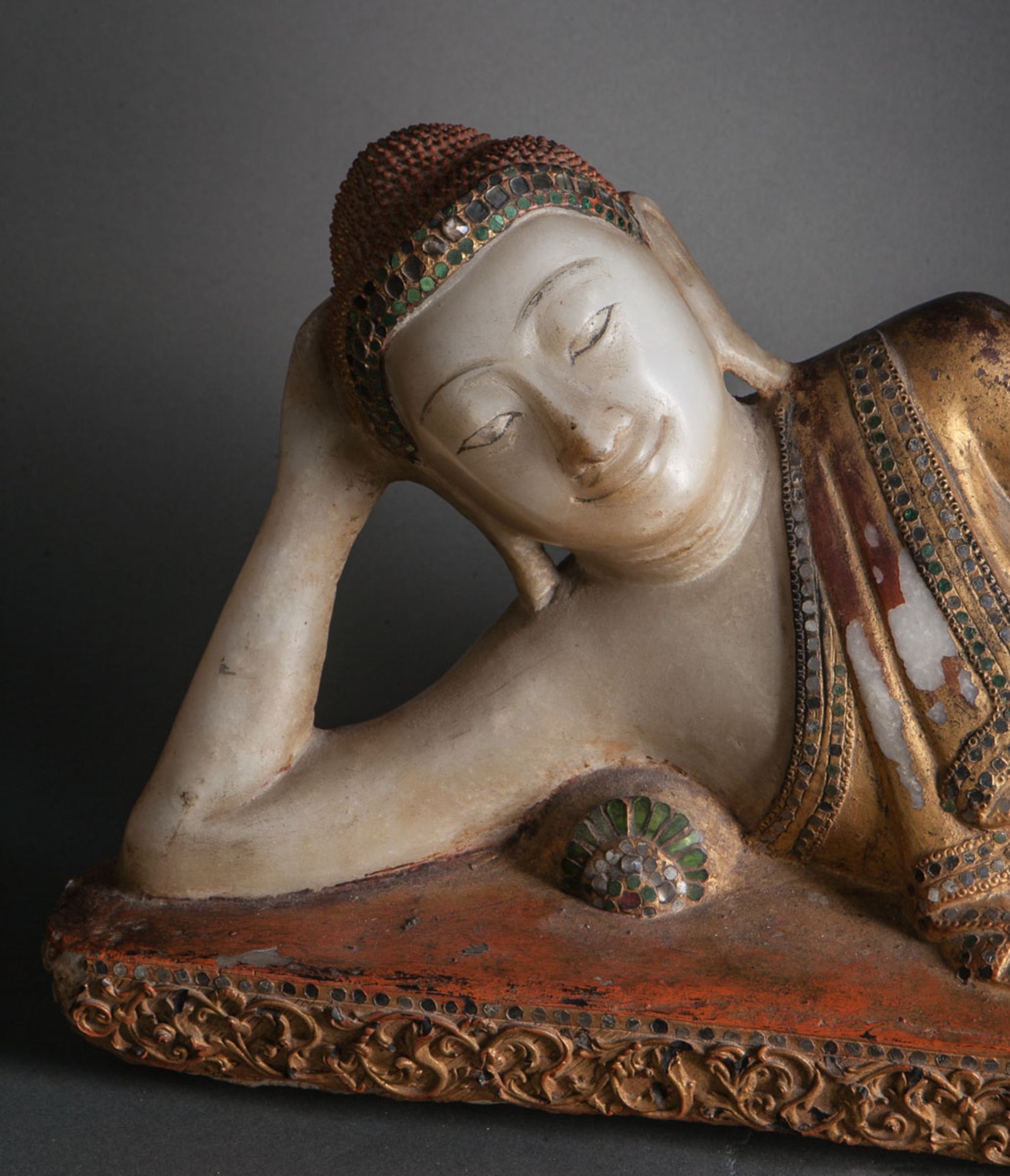 Parinirvâna Buddha allongé la tête reposant sur son bras accoudé vêtu d'une robe monastique plissée, - Image 2 of 5