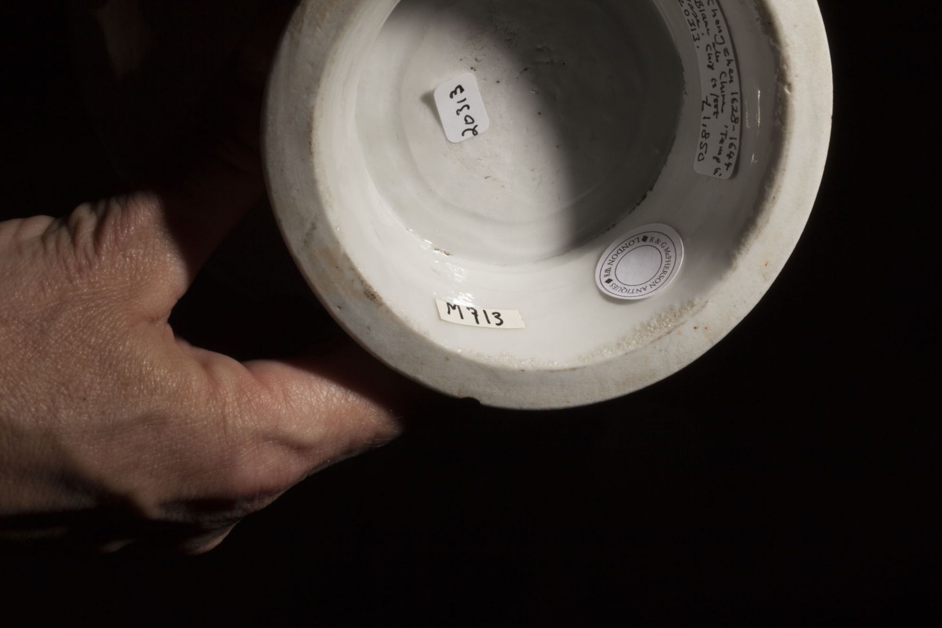 Vase balustre en porcelaine blanc de chine moulé au col de deux têtes de chimères tenant des anneaux - Bild 3 aus 3