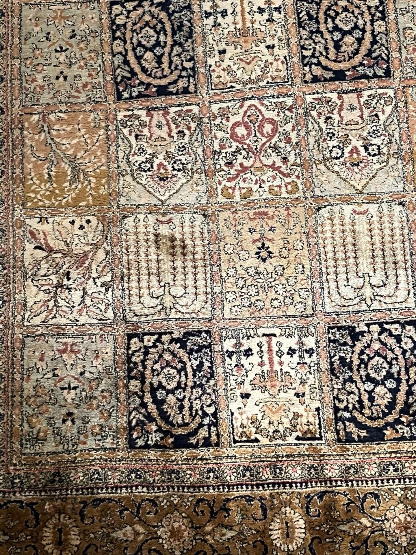 Tapis persan en soie à décors de damier décoré chaque de feuilles de Shalimar, arbres de vie, - Bild 2 aus 5
