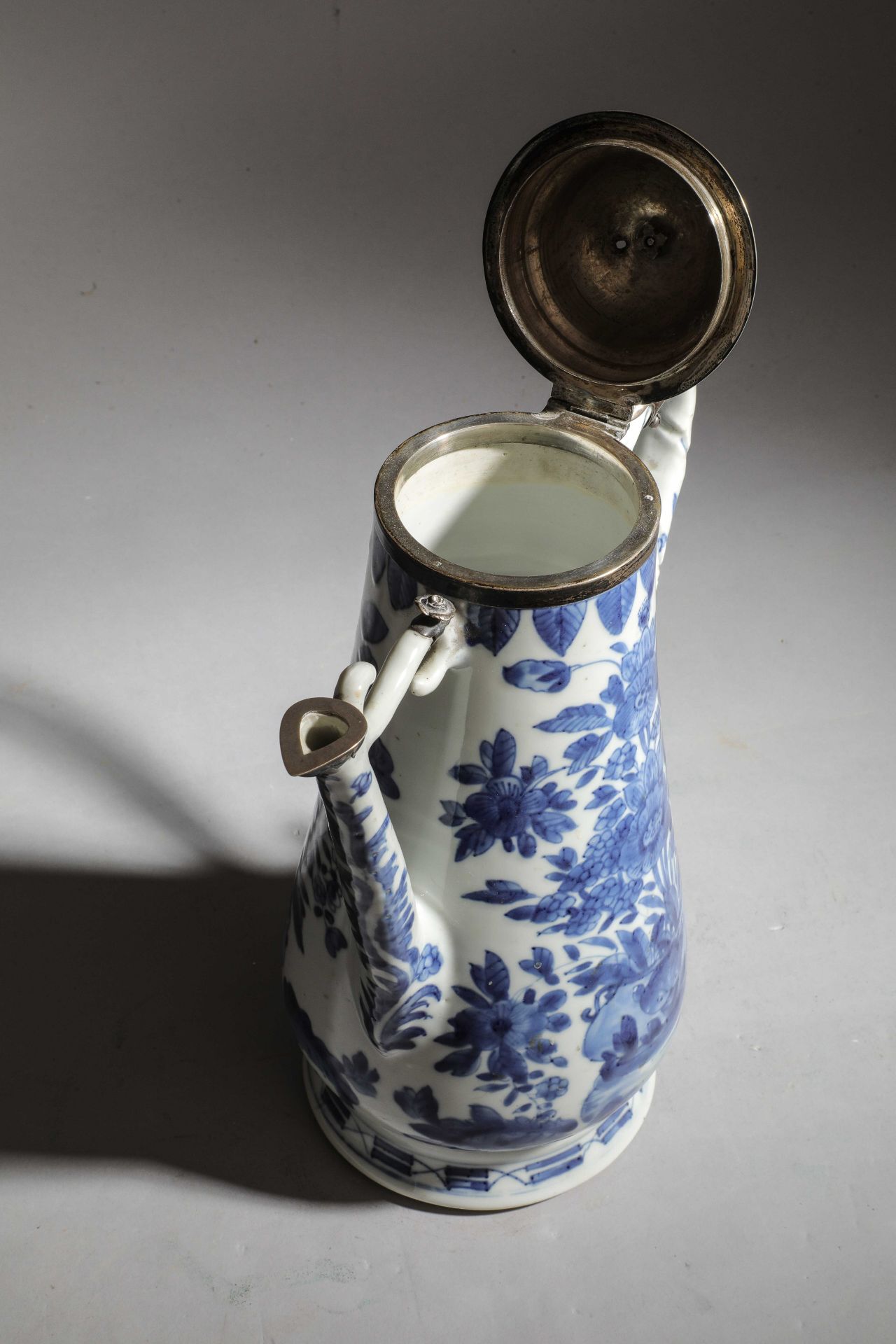 Verseuse en porcelaine blanche décorée en bleu cobalt sous couverte de motifs floraux Chine Dynastie - Image 5 of 5