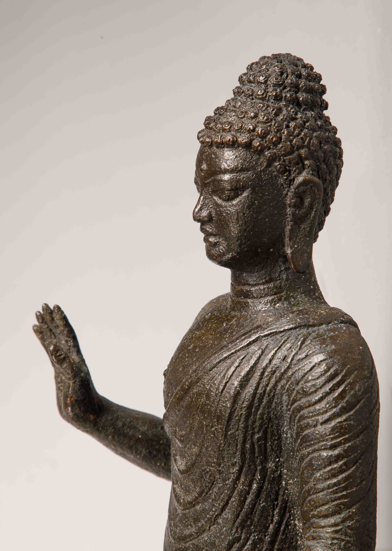 Buddha debout vêtu d’une robe monastique « uttarasangha » plissée moulant son corps juvénile, la - Image 2 of 4