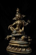 Lokeshvara sous la forme de Padmapani, tenant la tige de lotus grimpant de sa main droite, paré de