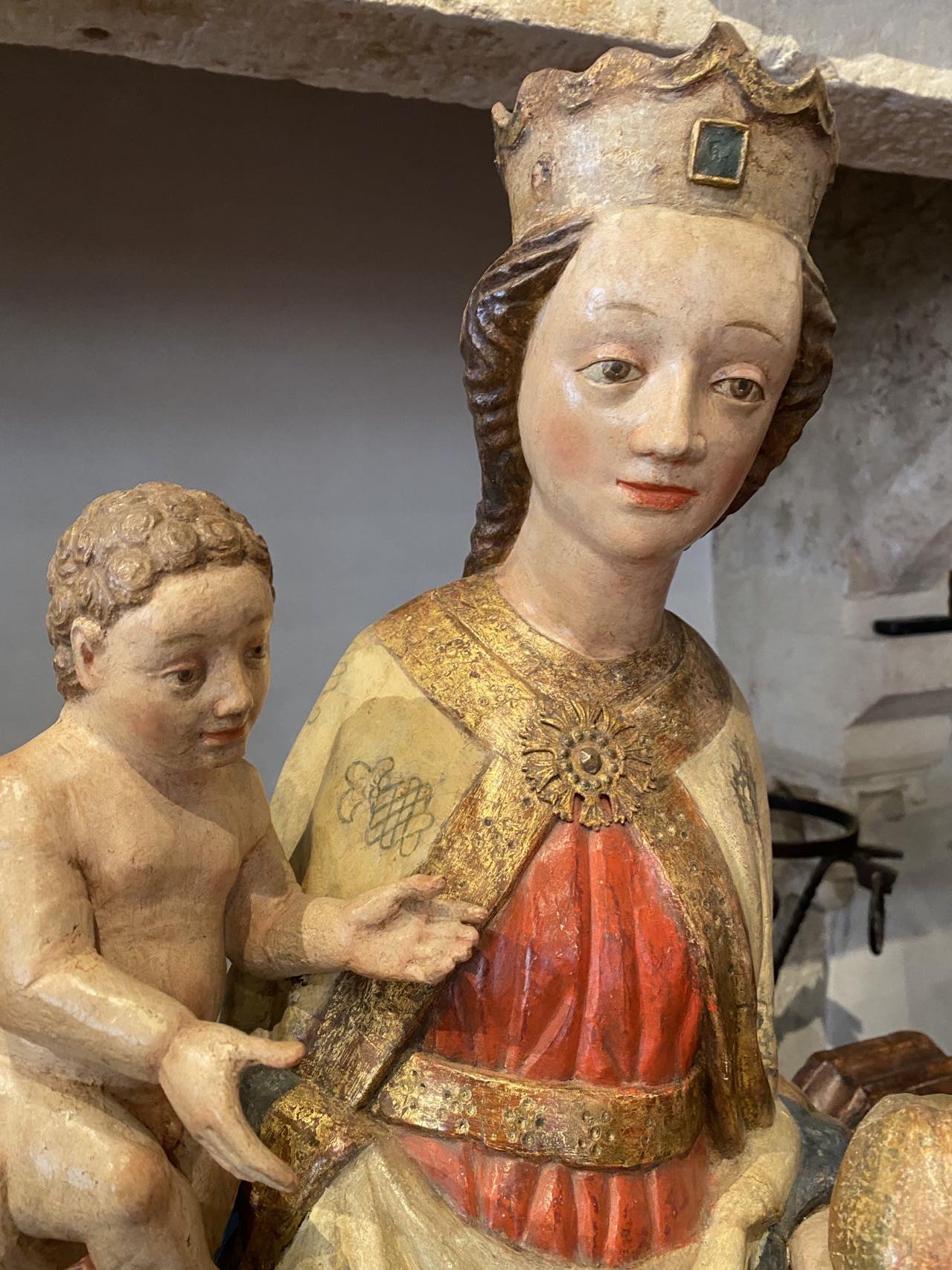 Vierge à l'Enfant vêtue d' une longue robe nouée à la taille et d' un manteau richement brodé retenu - Bild 2 aus 5