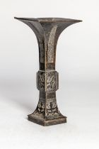 Vase de forme Gu quadrangulaire à décor de type archaïsant Bronze à patine brune et arrêtes