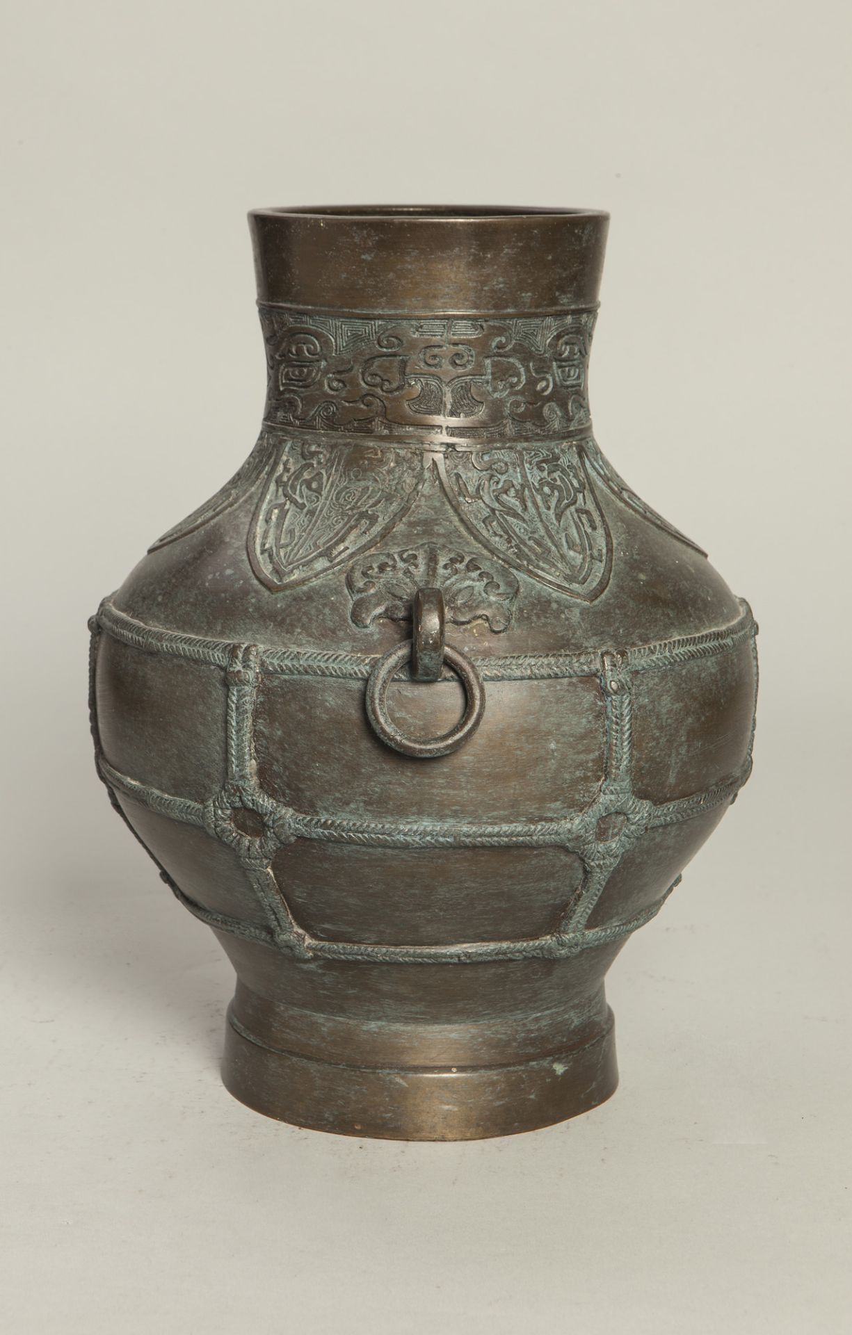 vase de forme Hu ciselé au col d'une frise de motifs de têtes de chimères et d'oiseaux archaïsant et - Bild 2 aus 2