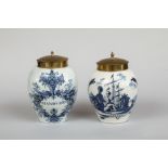 Paire de pots à tabac "Hanover" en céramique blanche décorée en bleu cobalt sous couverte d'un