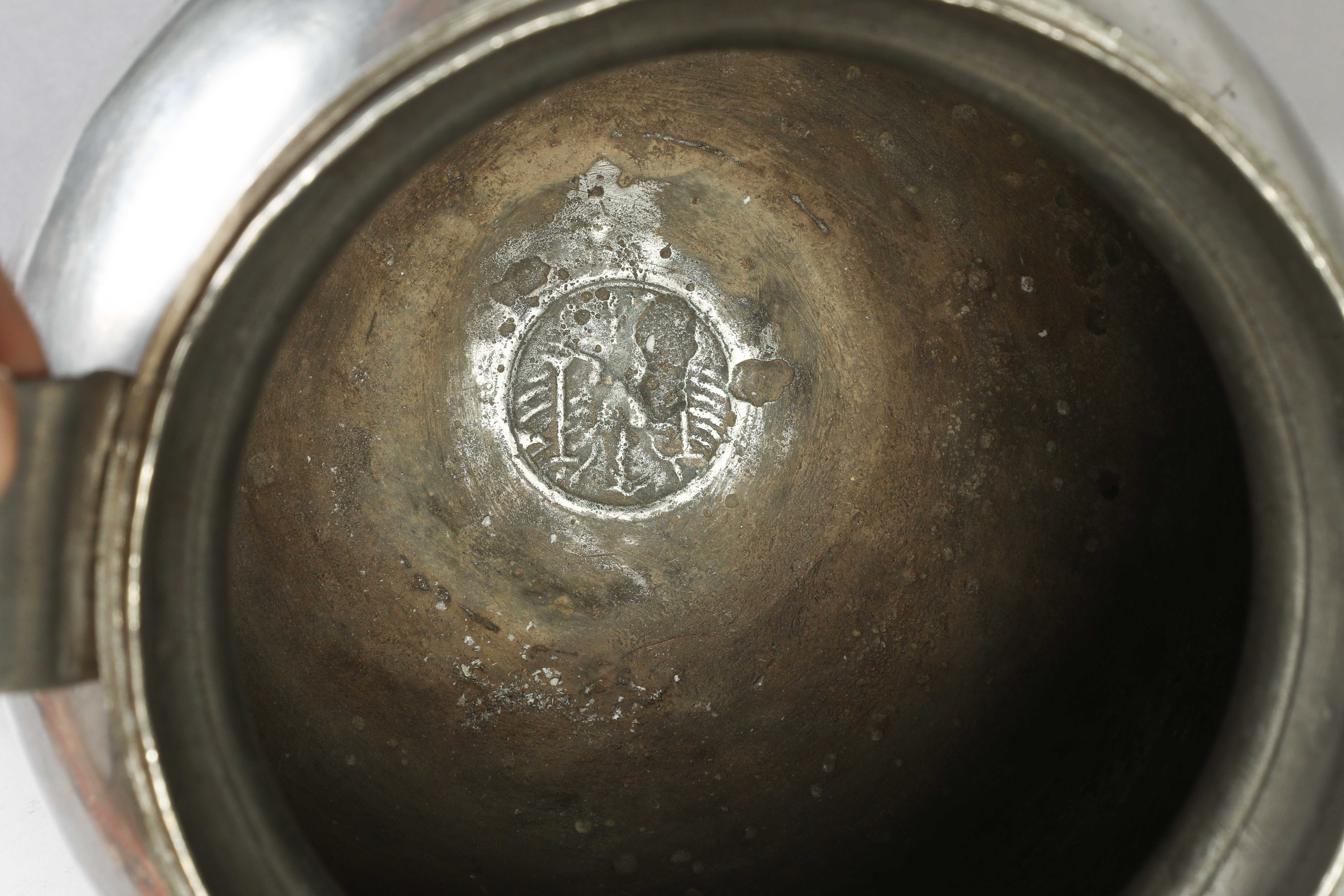 Pot balustre couvert à panse globulaire serti de deux anses à enroulement Etain Ht 34cm x Long - Image 6 of 6