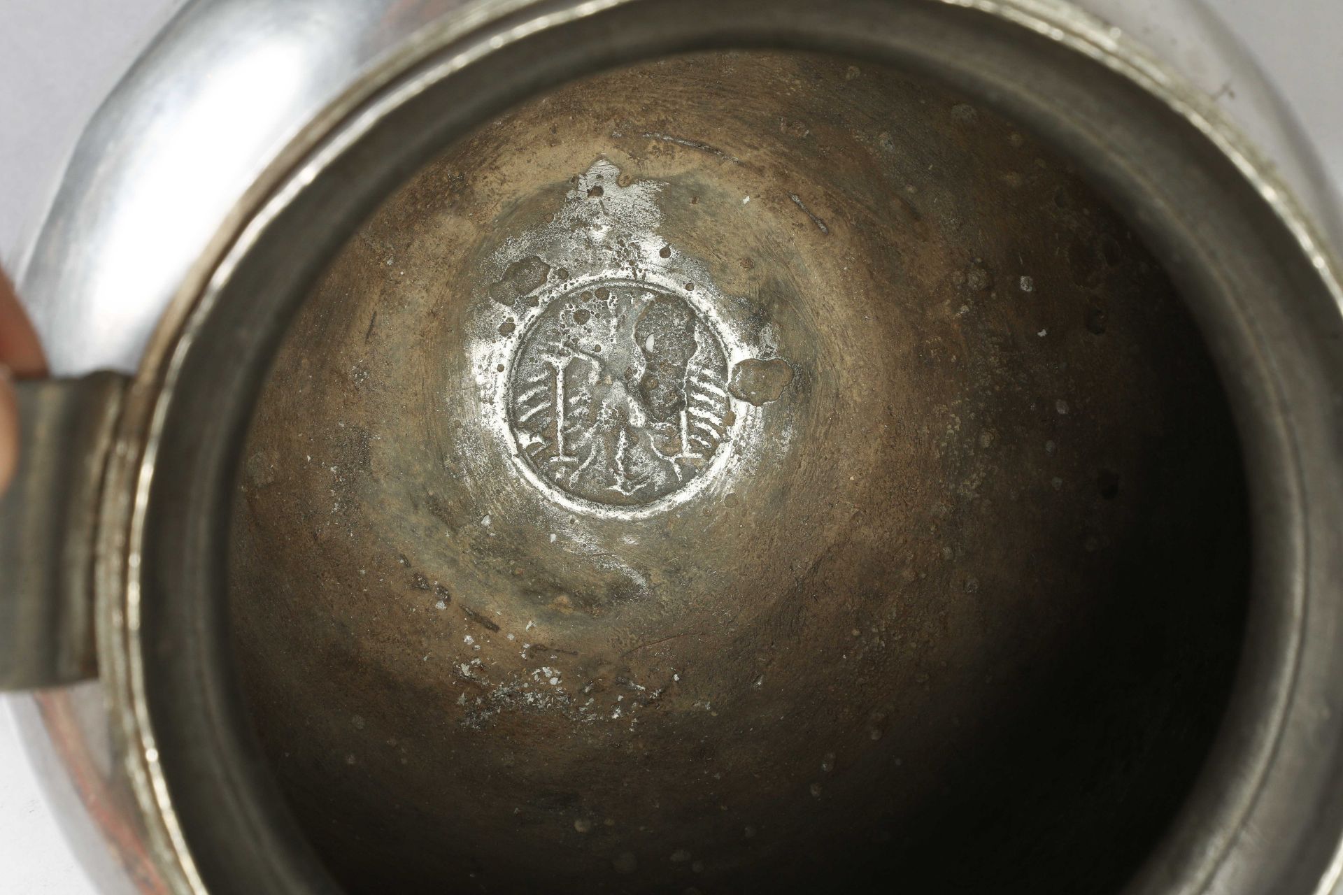 Pot balustre couvert à panse globulaire serti de deux anses à enroulement Etain Ht 34cm x Long - Bild 6 aus 6