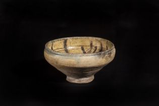 Coupe creuse en céramique à glaçure beige décorée en brun Nishapur Iran 10 eme siècle Ht 8,5 cm x