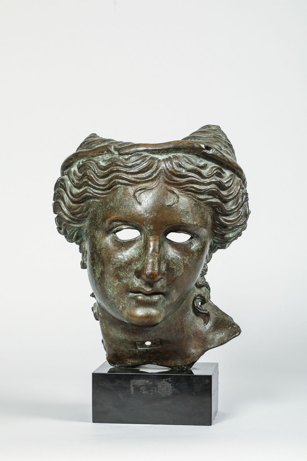 Moulage d’une tête féminine à l’antique Bronze Ht 39cm x 22cm