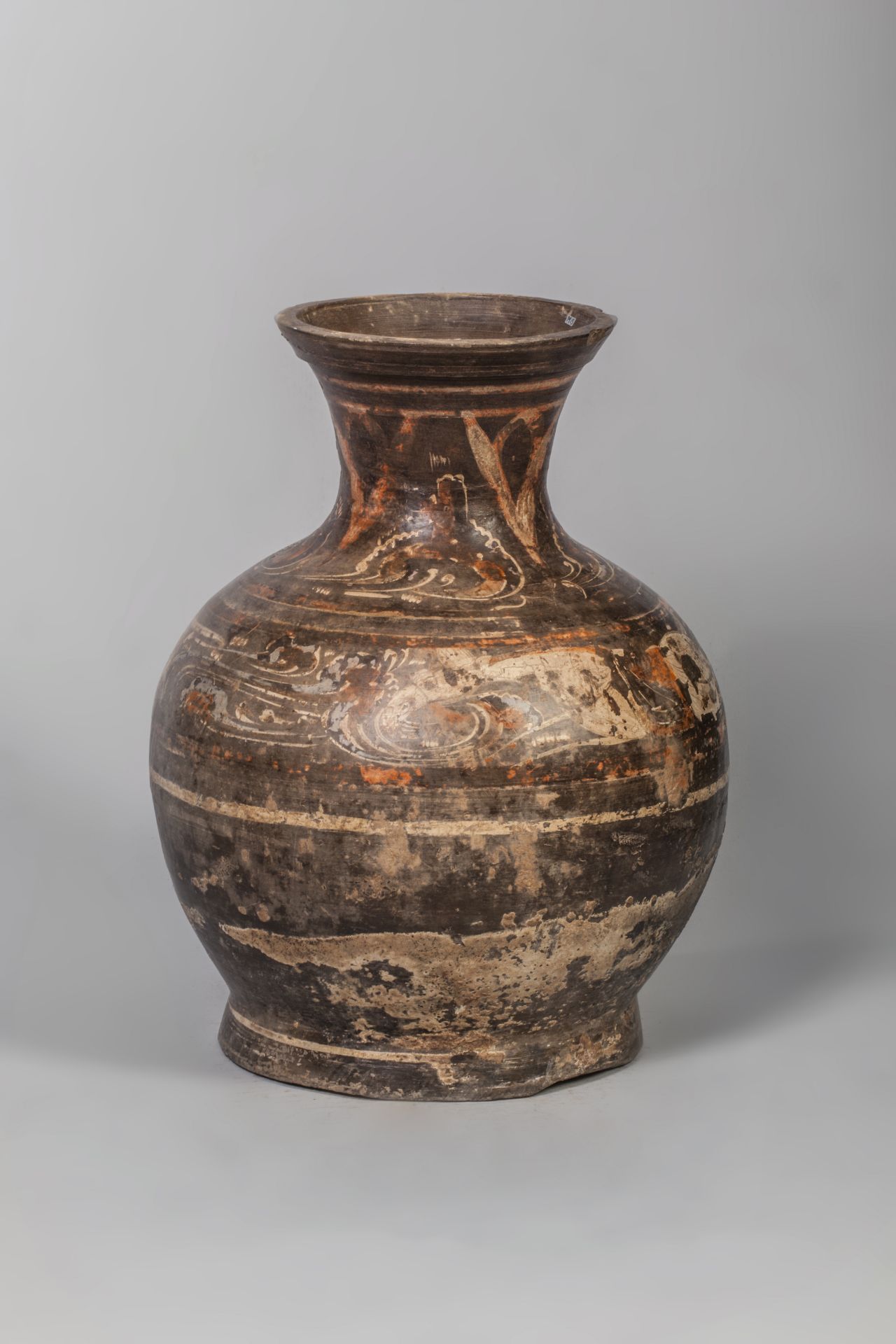 Vase de forme Hu en terre cuite décoré de motifs géométriques et rinceaux en ocre brun et rouge