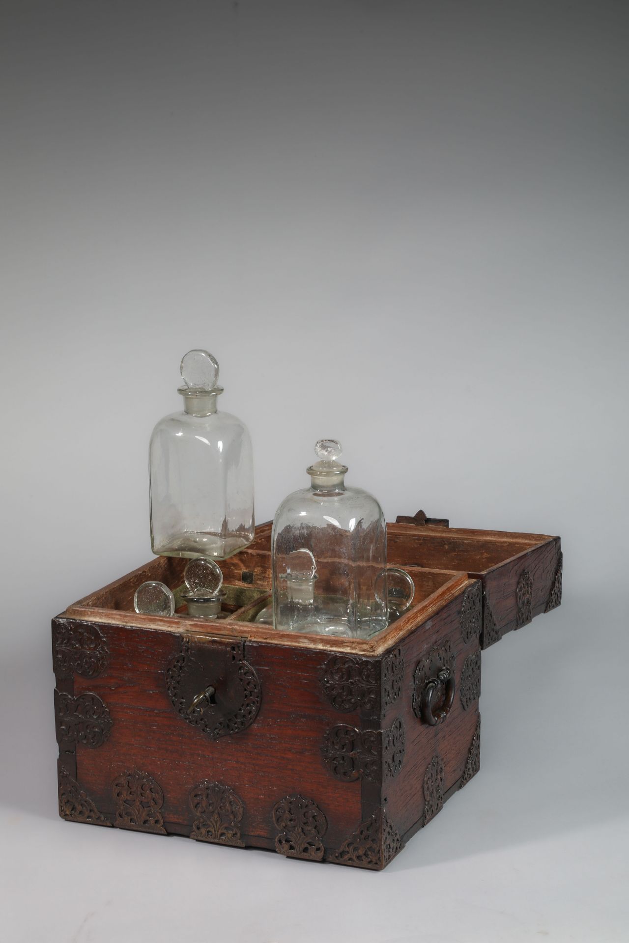 Coffre à liqueur en bois et ferrure, comprenant 12 flacons de verre ancien France 17 eme siècle - Bild 7 aus 8