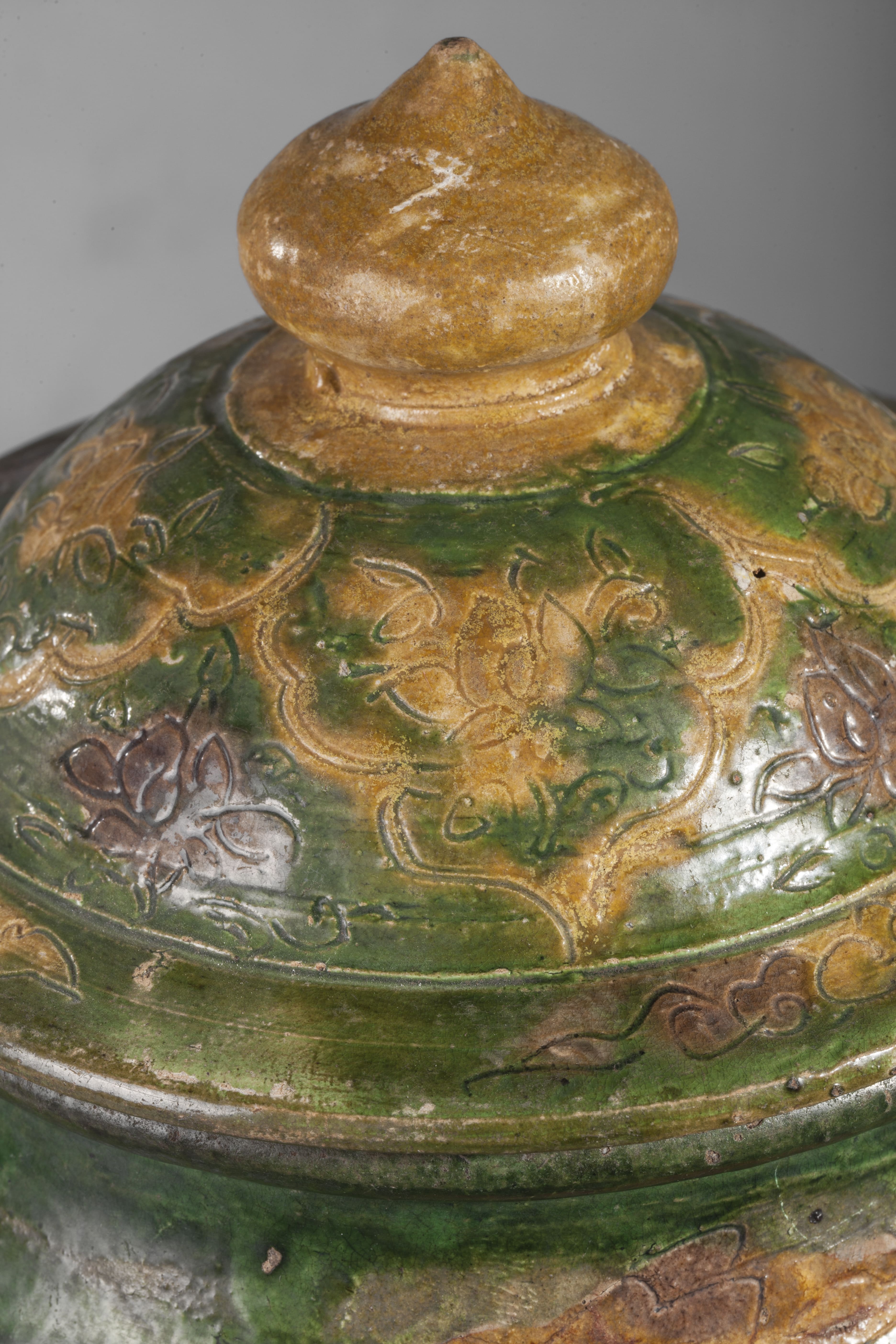 Potiche couverte moulée de quatre chiens de Fo et décorée de nuages et frises lotifomes Céramique - Image 2 of 5