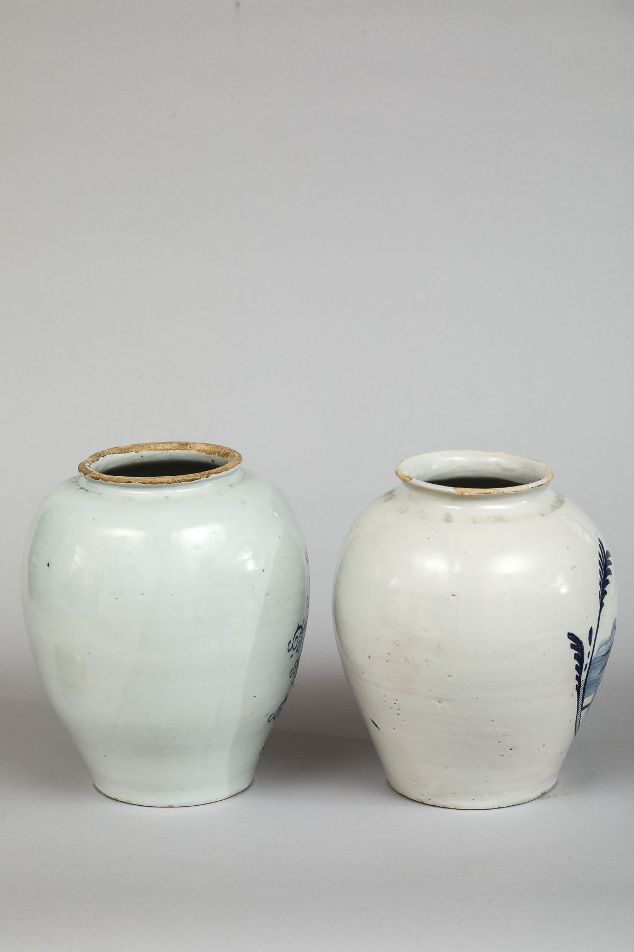 Paire de pots à tabac "Hanover" en céramique blanche décorée en bleu cobalt sous couverte d'un - Bild 4 aus 5