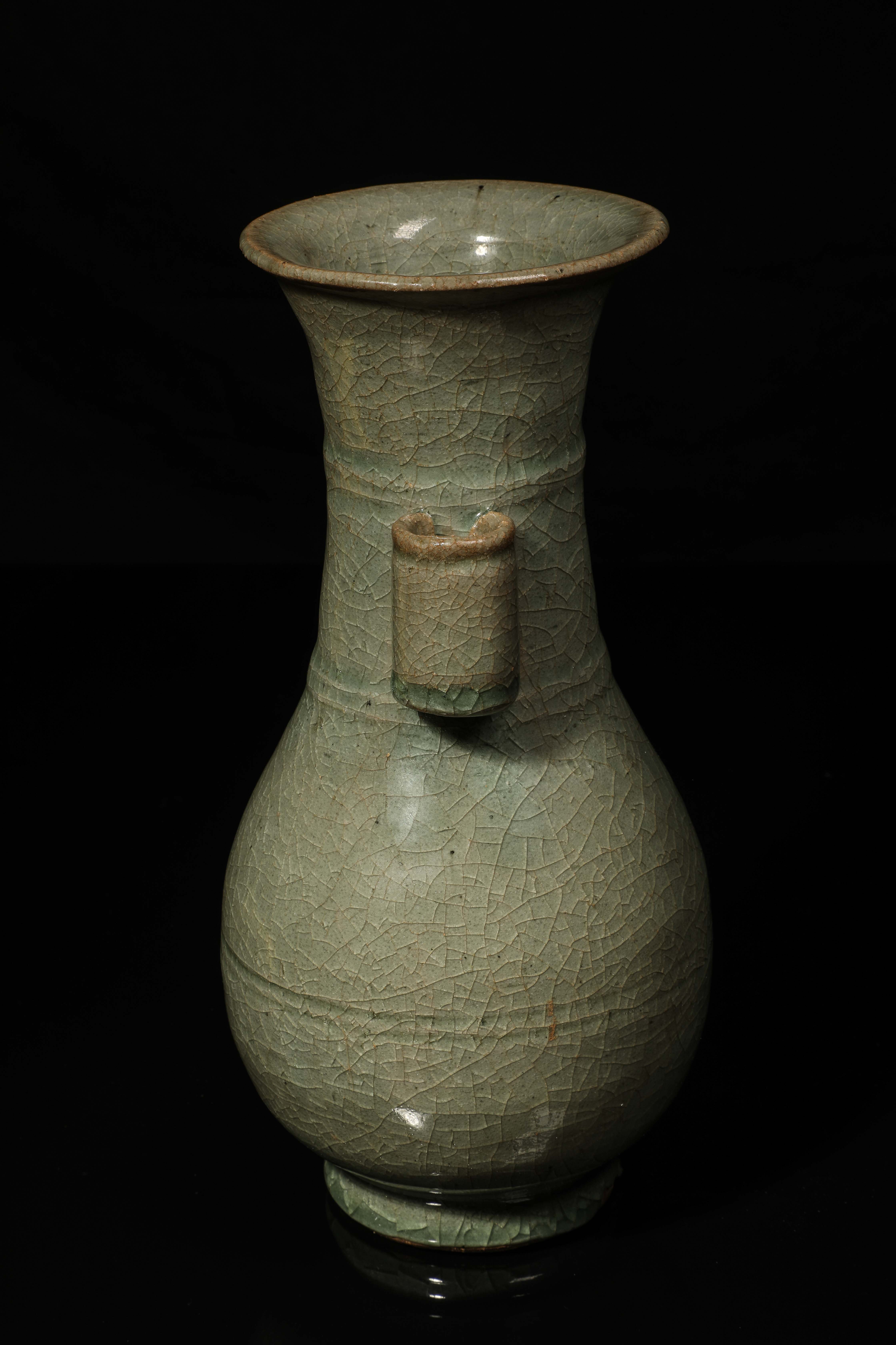 Vase du Longquan en porcelaine monochrome céladon finement craquelée, à panse ovoïde sur base en - Image 5 of 8