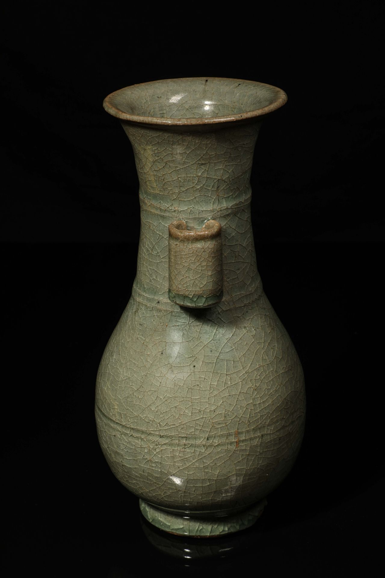 Vase du Longquan en porcelaine monochrome céladon finement craquelée, à panse ovoïde sur base en - Bild 5 aus 8