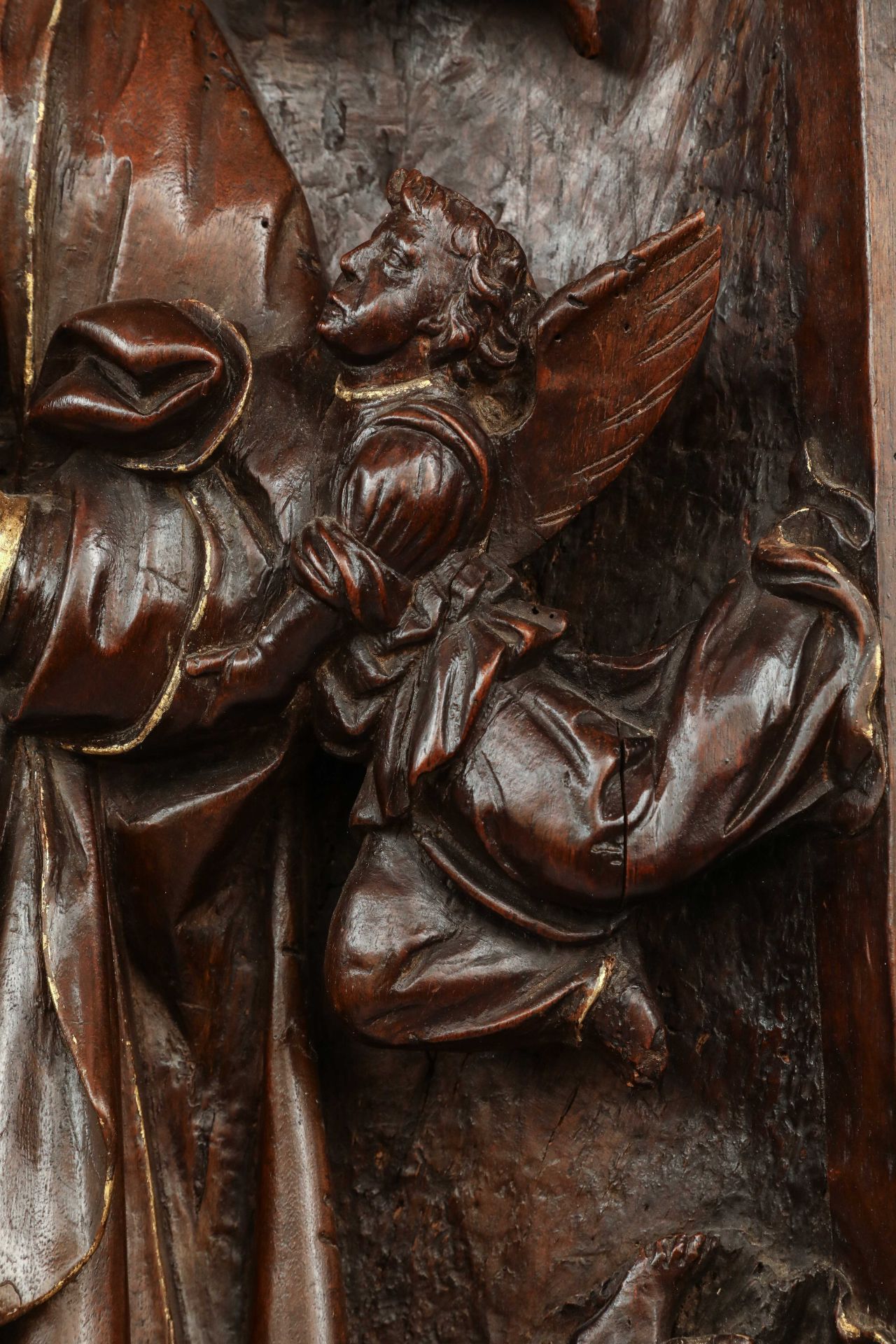 Haut relief sculpté de la Vierge, dans une niche, se tenant sur un croissant de lune, entourée de - Image 4 of 5