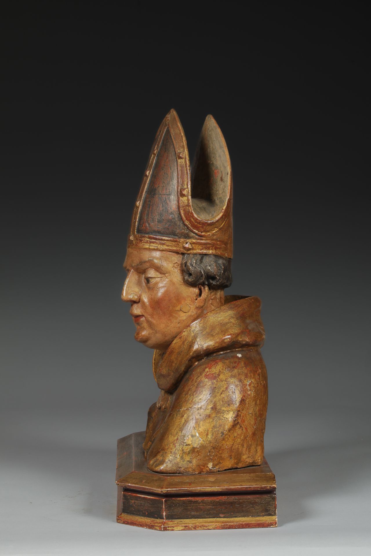 Buste reliquaire : portrait d’évêque vêtu d'une d’une robe monastique et coiffée d’une tiare d’ - Image 5 of 6