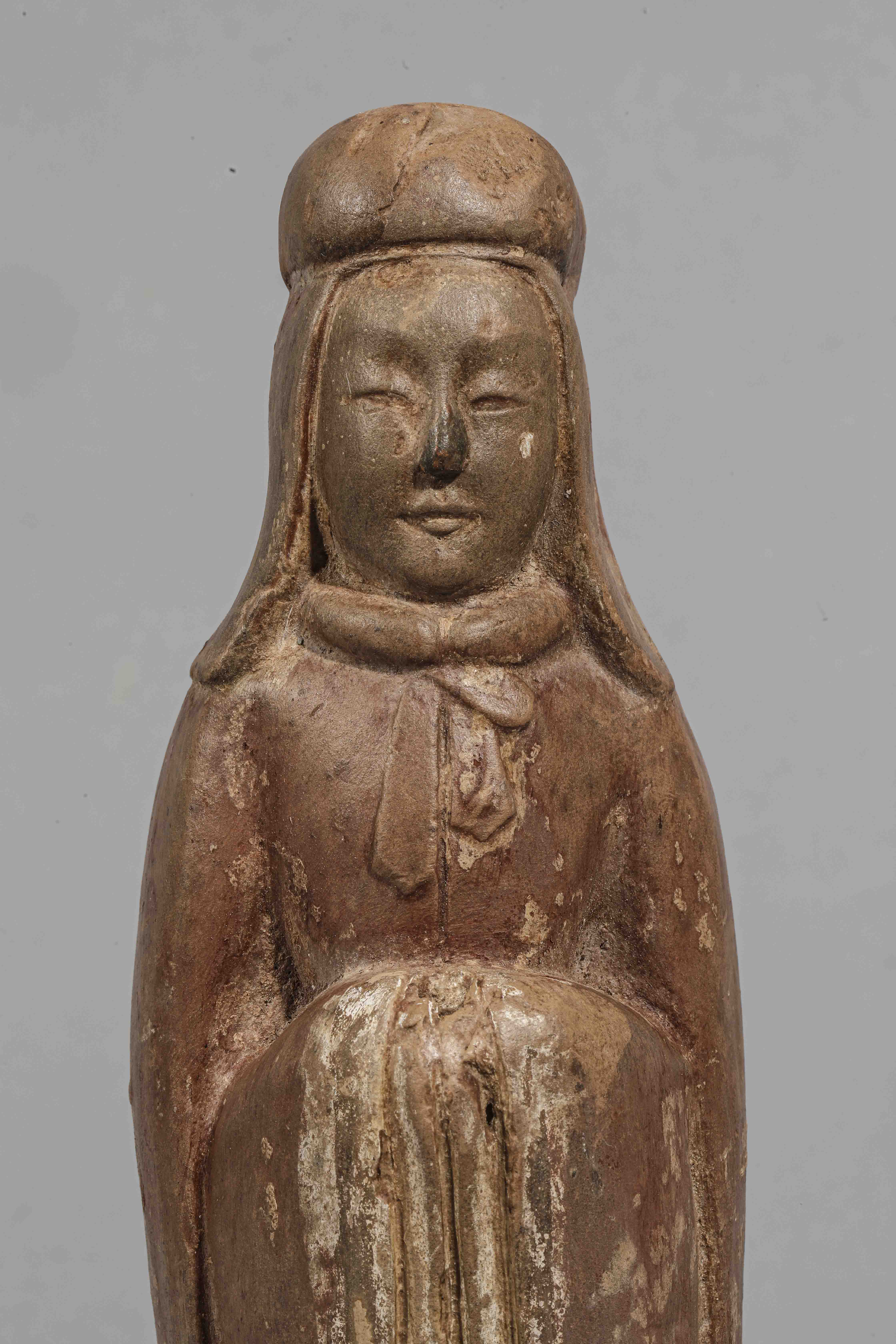 Mingqi dame de cour figurée debout vêtu d’une longue tunique cachant ses mains , ou son ventre en - Image 2 of 5