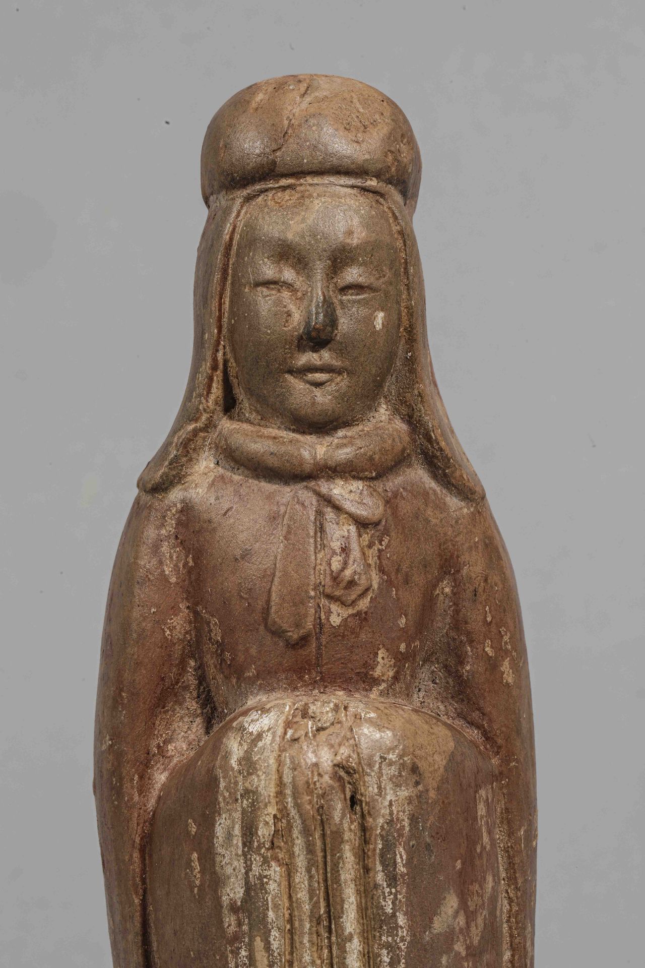 Mingqi dame de cour figurée debout vêtu d’une longue tunique cachant ses mains , ou son ventre en - Bild 2 aus 5