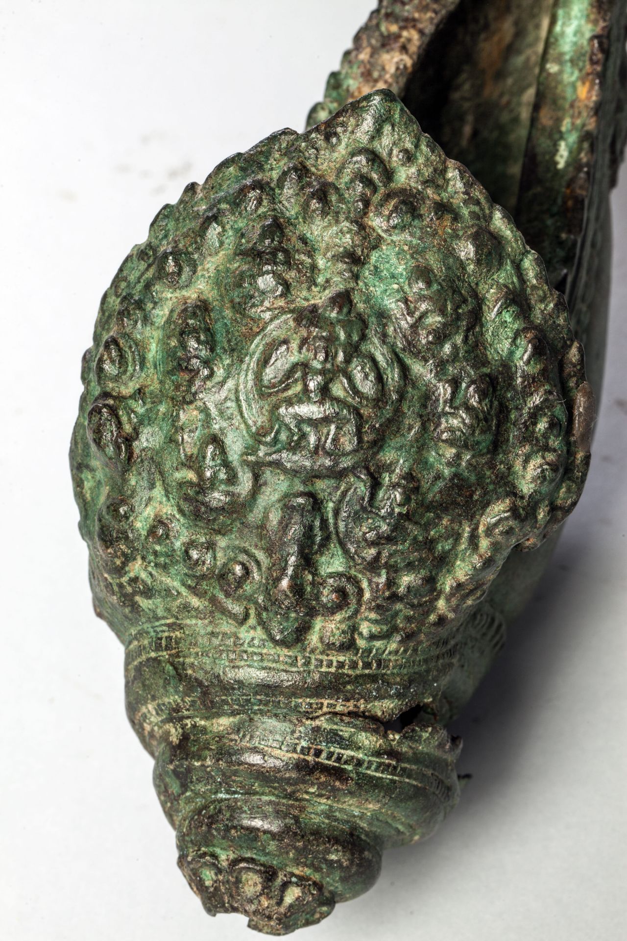 Conque çanka, l'un des attributs de Vishnu sur son support tripode à tête de Garuda, la conque est - Image 5 of 5