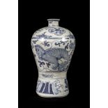 Vase meipïng décoré en bleu cobalt sous couverte de kilins et motifs floraux Chine Dynastie Ming