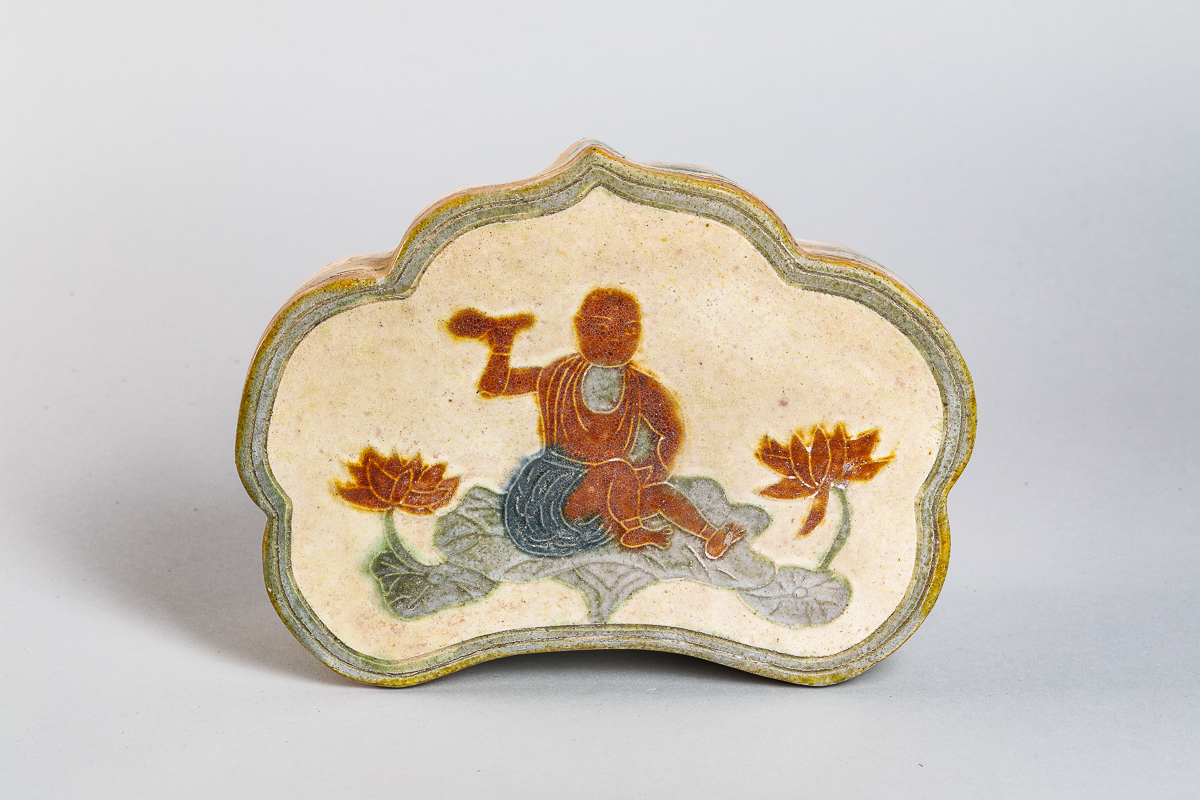 Repose tête "sancaï" de forme polylobé, en grès emmaillé trois couleurs, décoré d'un Lohan - Image 2 of 4