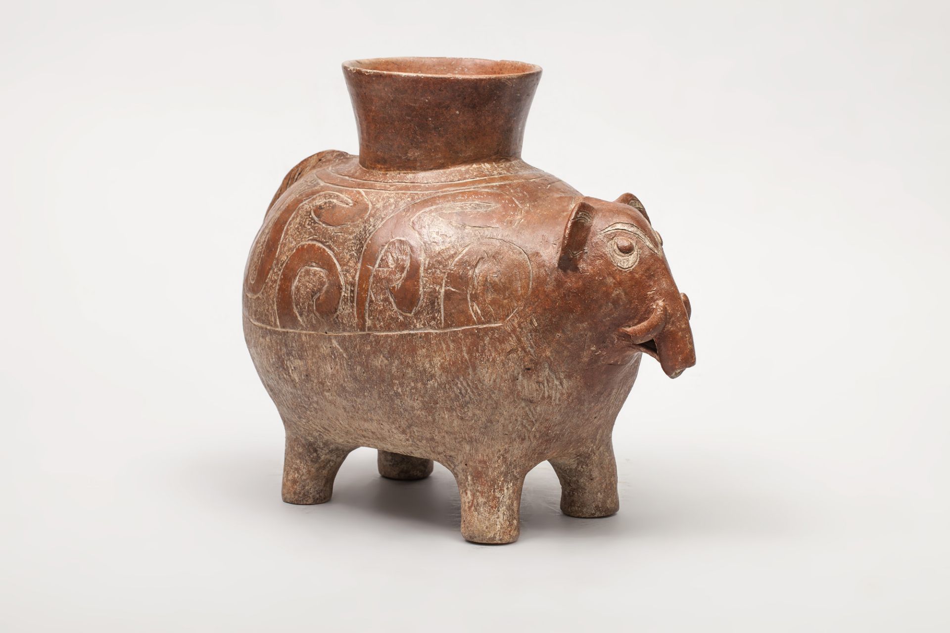 Vase zoomorphe figurant un éléphant à l’arrêt, l’ouverture du coll sur son dos Terre cuite ocre brun - Image 4 of 5