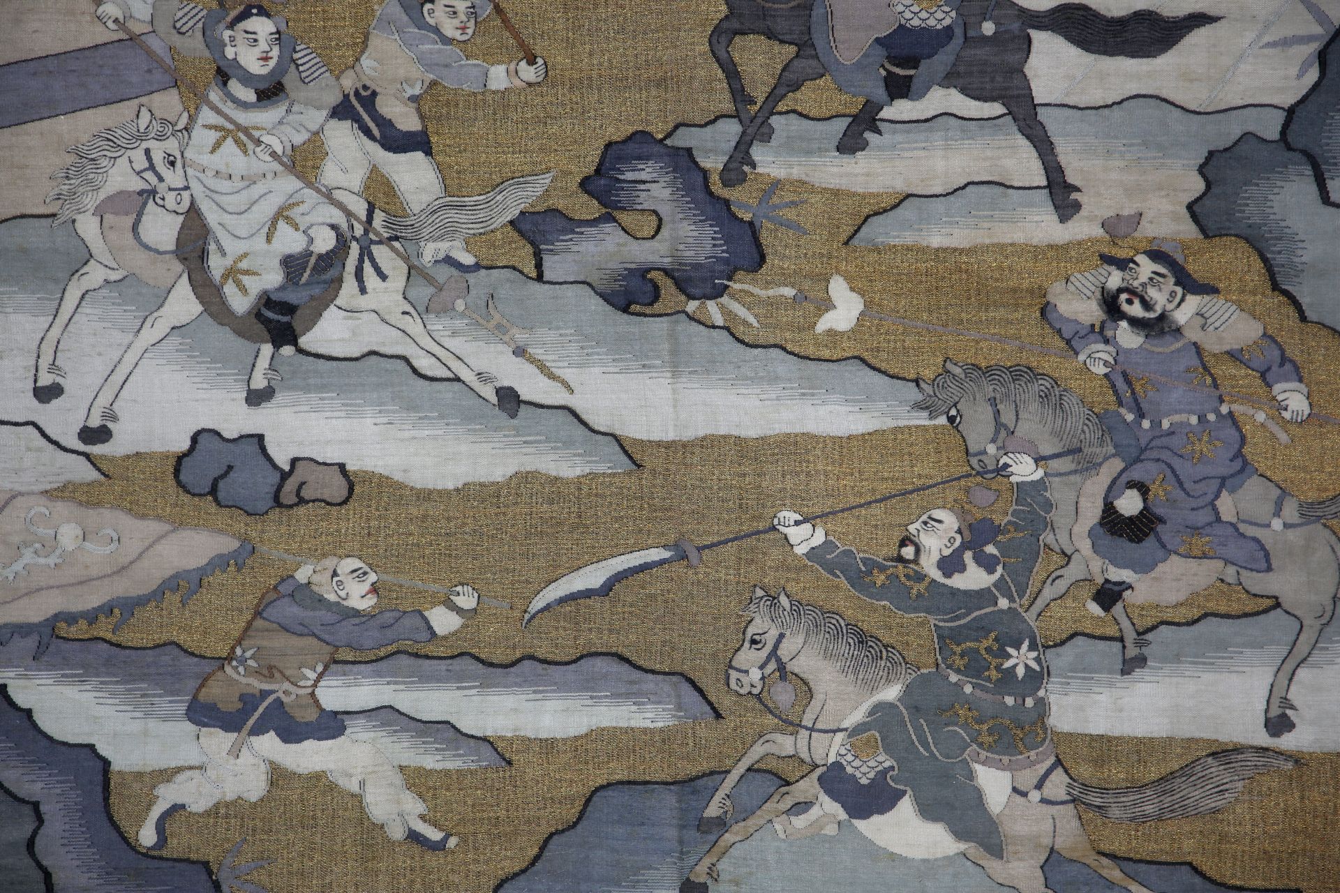 Panneau de tapisserie de soie et fils d’or en tissage « Kosseu » Illustré d’une scène guerrière - Image 2 of 7