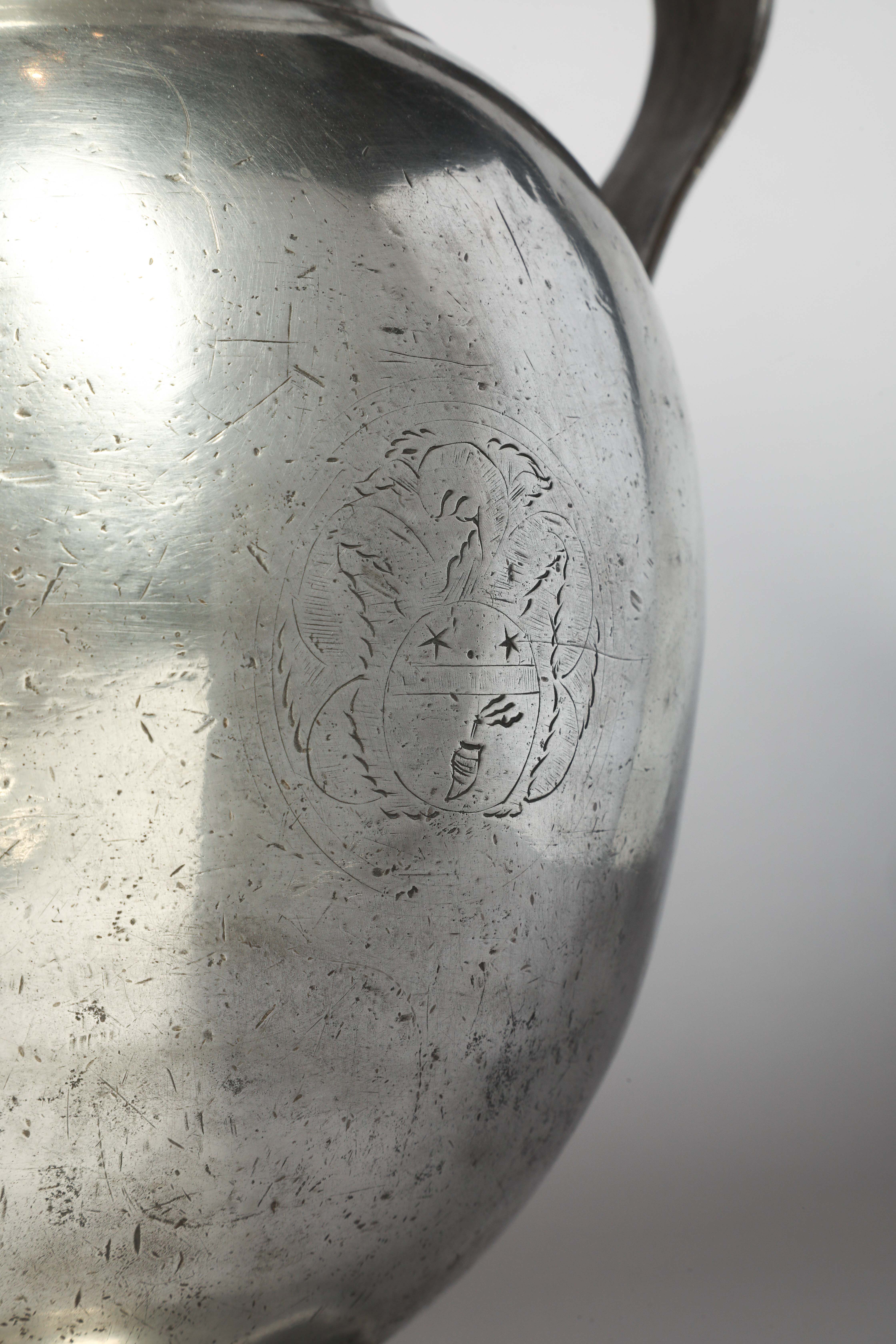 Pot balustre couvert à panse globulaire serti de deux anses à enroulement Etain Ht 34cm x Long - Image 5 of 6