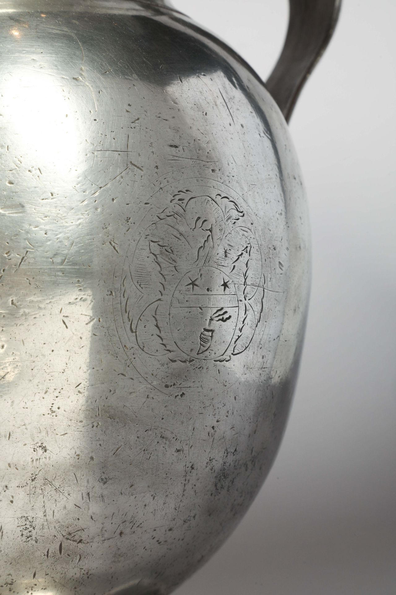 Pot balustre couvert à panse globulaire serti de deux anses à enroulement Etain Ht 34cm x Long - Bild 5 aus 6