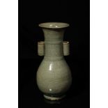 Vase du Longquan en porcelaine monochrome céladon finement craquelée, à panse ovoïde sur base en