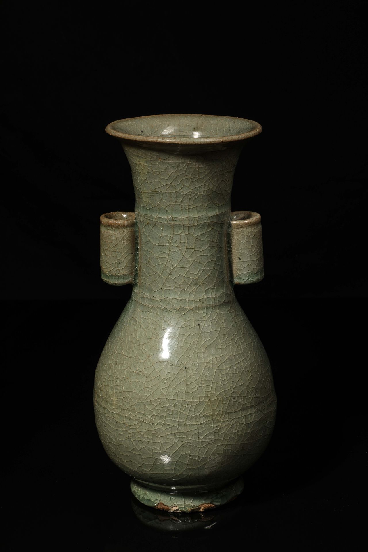 Vase du Longquan en porcelaine monochrome céladon finement craquelée, à panse ovoïde sur base en