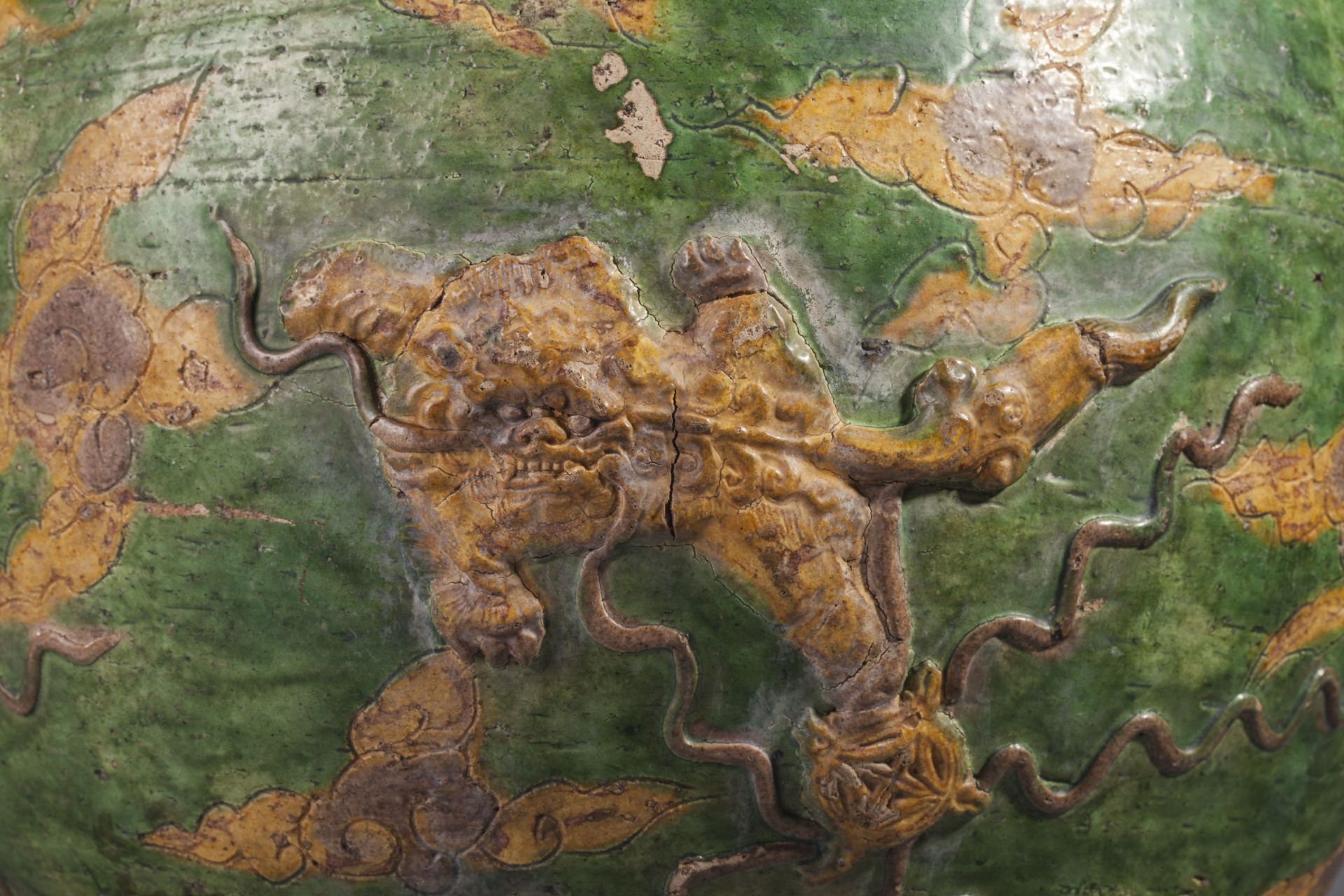 Potiche couverte moulée de quatre chiens de Fo et décorée de nuages et frises lotifomes Céramique - Image 3 of 5